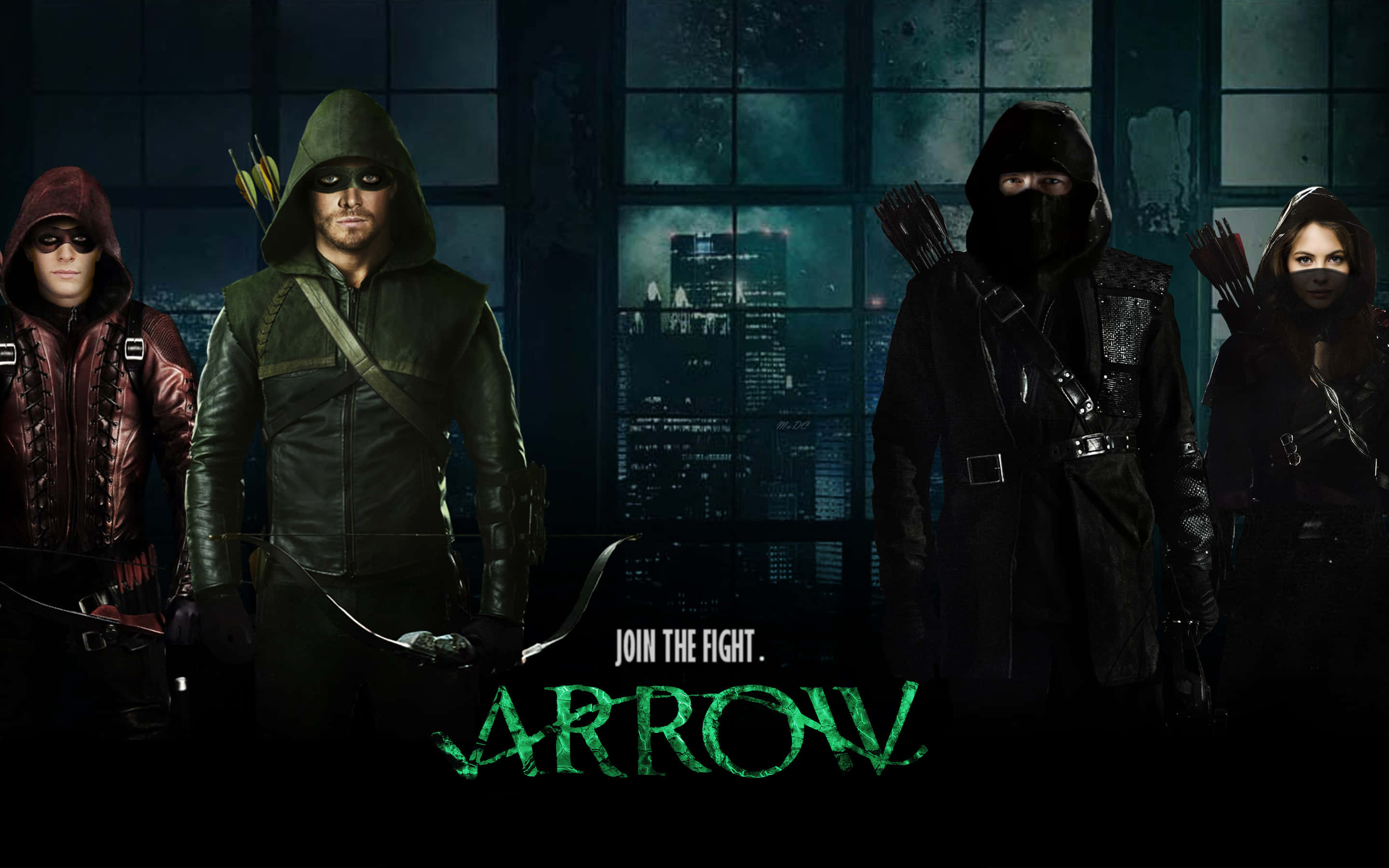 Green Arrow 桌布 壁紙 — 四個戴面具、身穿連帽裝備的義警站在一個黑暗的城市景觀窗前，窗外有發光的天際線燈光。