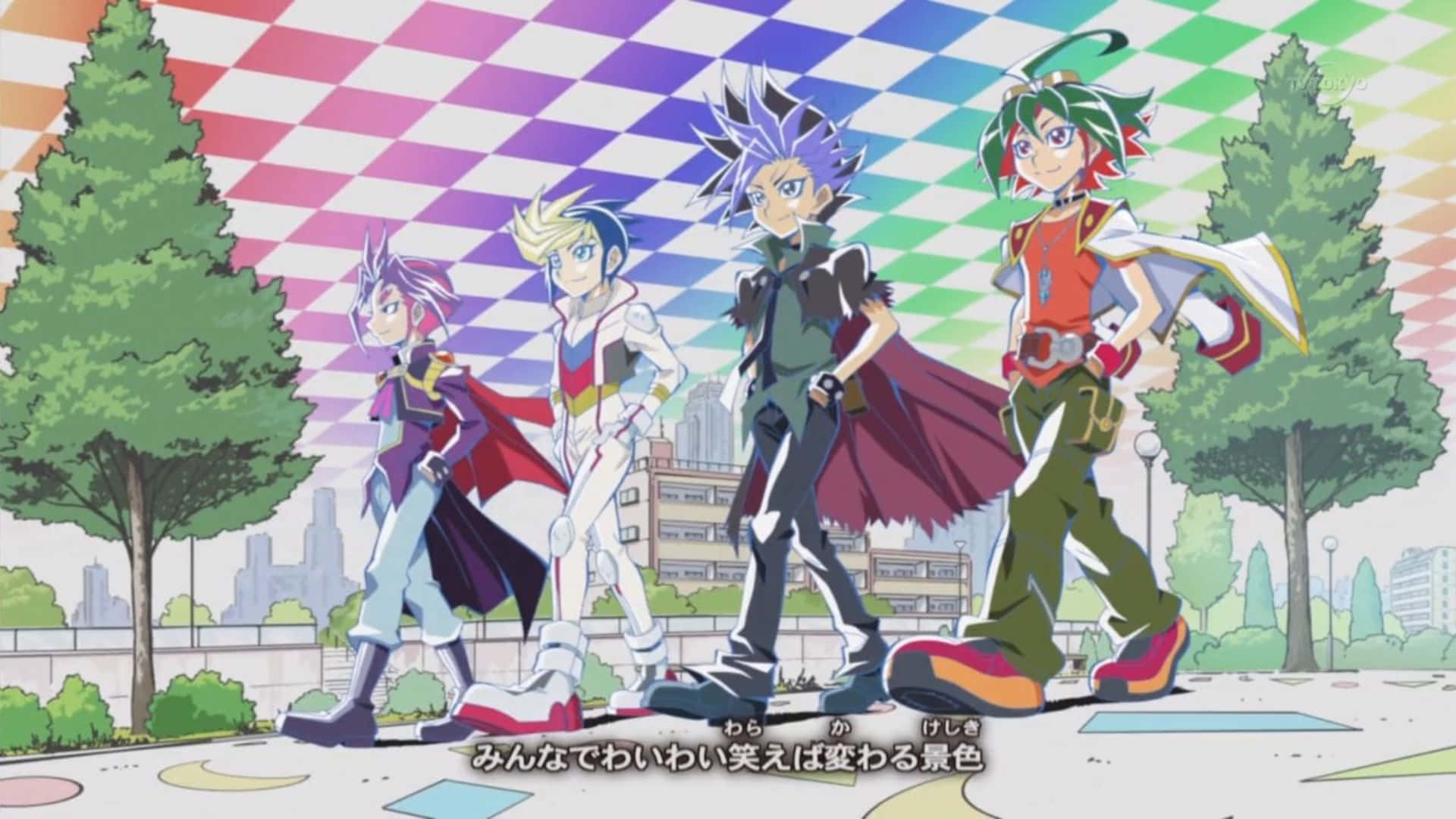 Yu-gi-oh Yugo 桌布 壁紙 — 四個擁有色彩繽紛頭髮和斗篷的動漫角色，在充滿活力的格子天空下自信地行走，背景有樹木和城市建築。