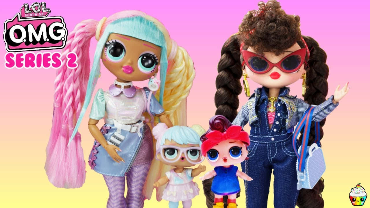 Doll 桌布 壁紙 — 四個擁有色彩繽紛頭髮和服裝的LOL Surprise OMG公仔在粉紅黃色漸變背景前擺姿勢。