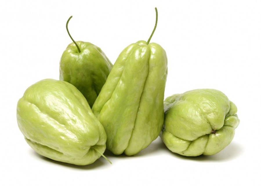 Healthy Food 桌布 壁紙 — 四個新鮮的綠色佛手瓜，帶莖，排列在乾淨的白色背景上。