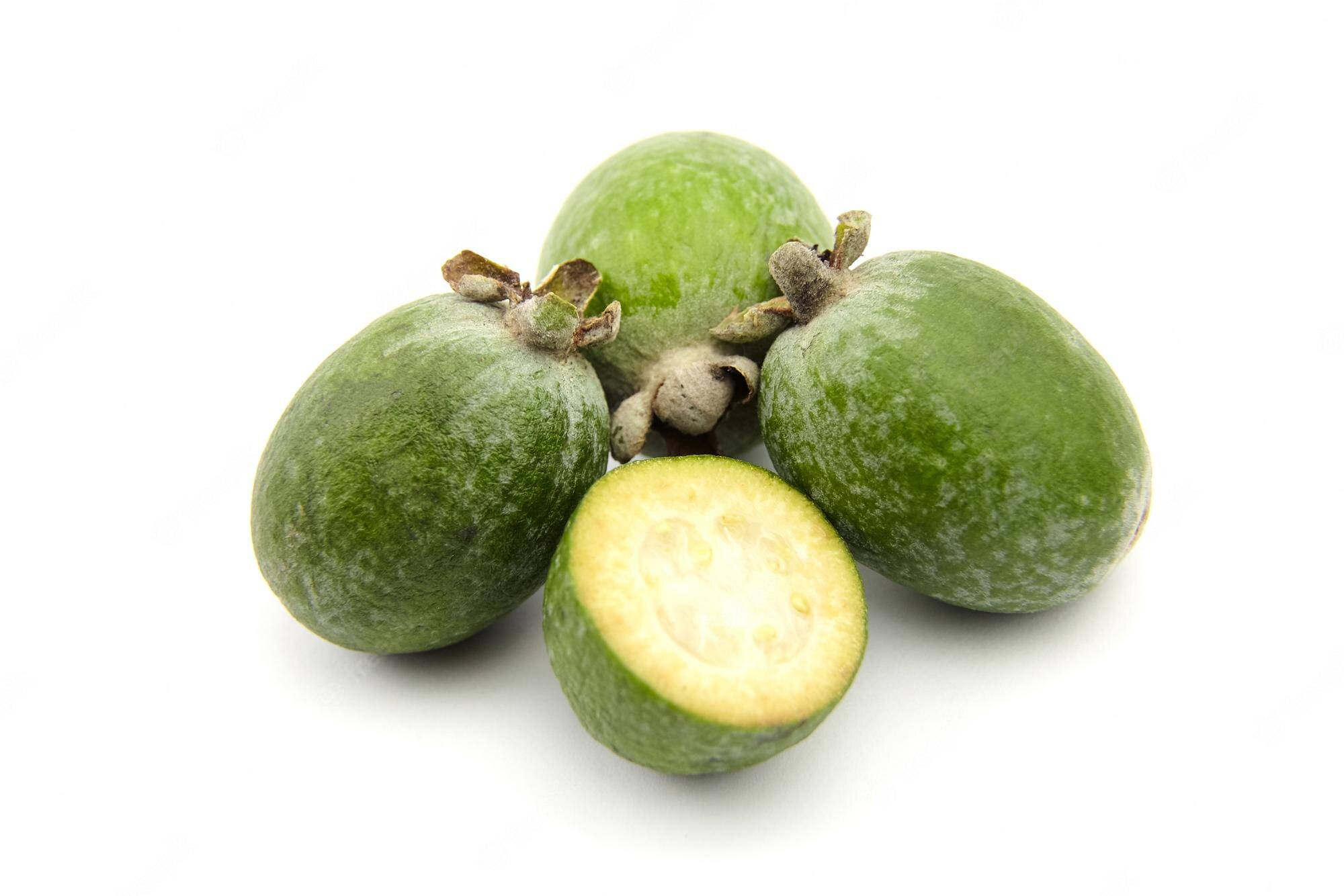 Fruit 桌布 壁紙 — 四個新鮮綠色菲油果，其中一個切開，露出淡黃色果肉，背景為純白色。