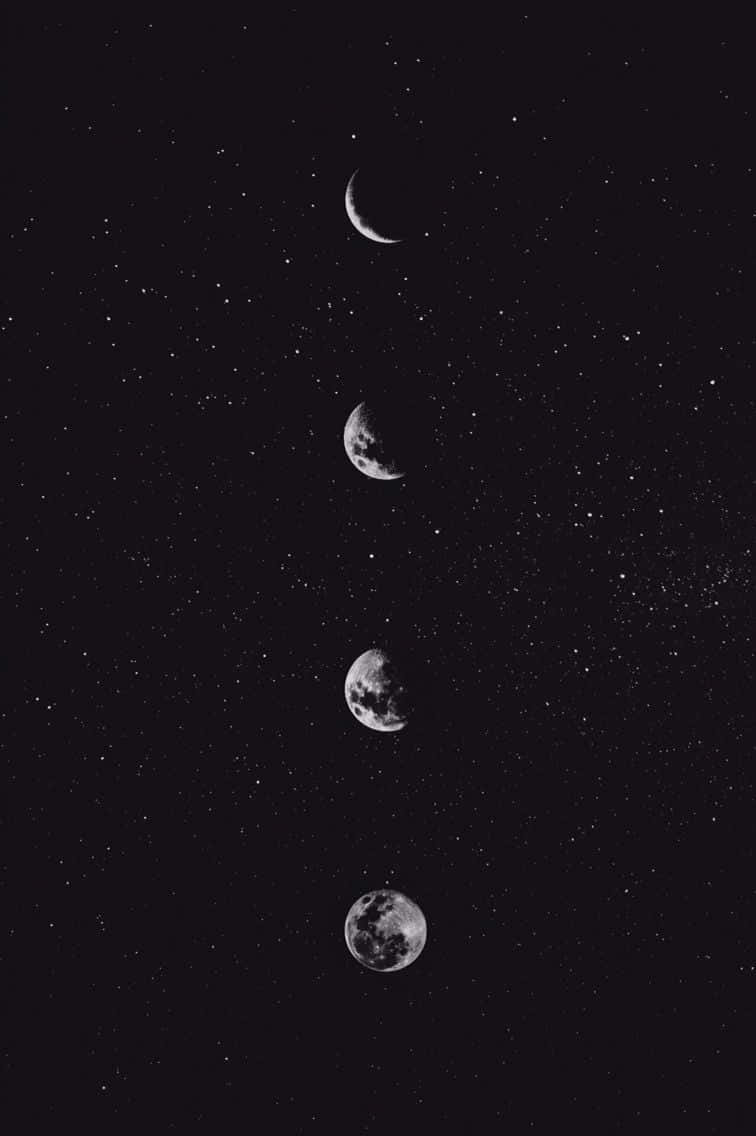 Stars 桌布 壁紙 — 四個月亮相位垂直排列，背景是繁星夜空，單色調。