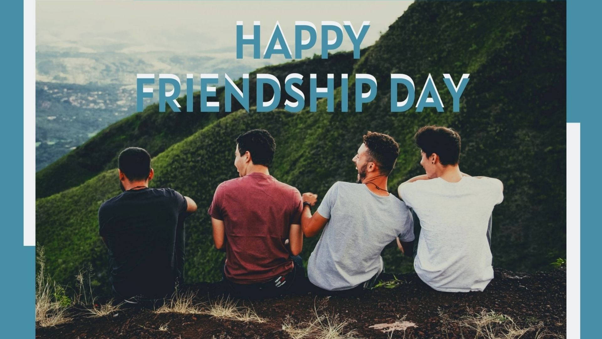 Friendship Day 桌布 壁紙 — 四個朋友一起坐在一個草坡上，俯瞰山谷，並帶有「Happy Friendship Day」文字疊加。