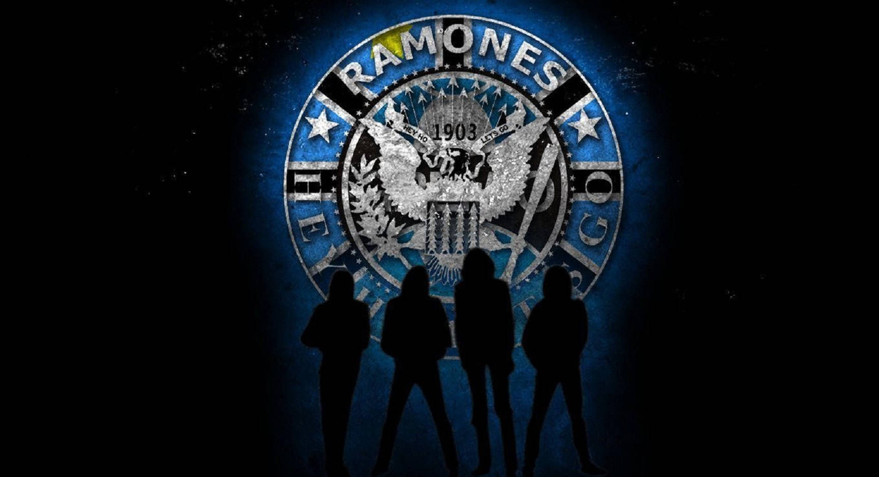 Eagle 桌布 壁紙 — 四個樂團成員的剪影站在發光的藍色Ramones標誌前，標誌上有鷹和星星，背景為深色。