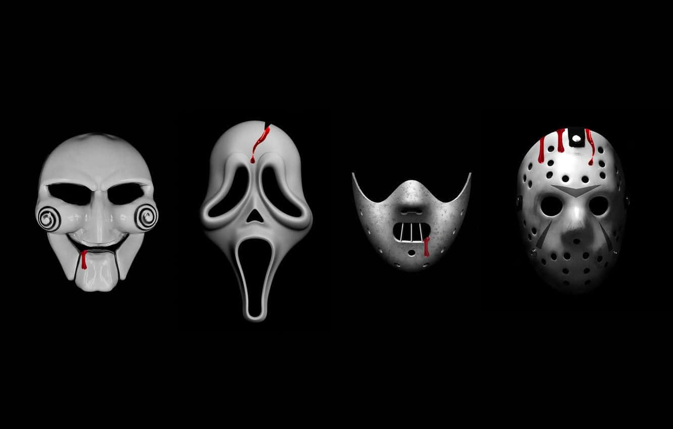 Horror Masks 桌布 壁紙 — 四個標誌性恐怖電影面具，帶有血滴，顯示在黑色背景上。