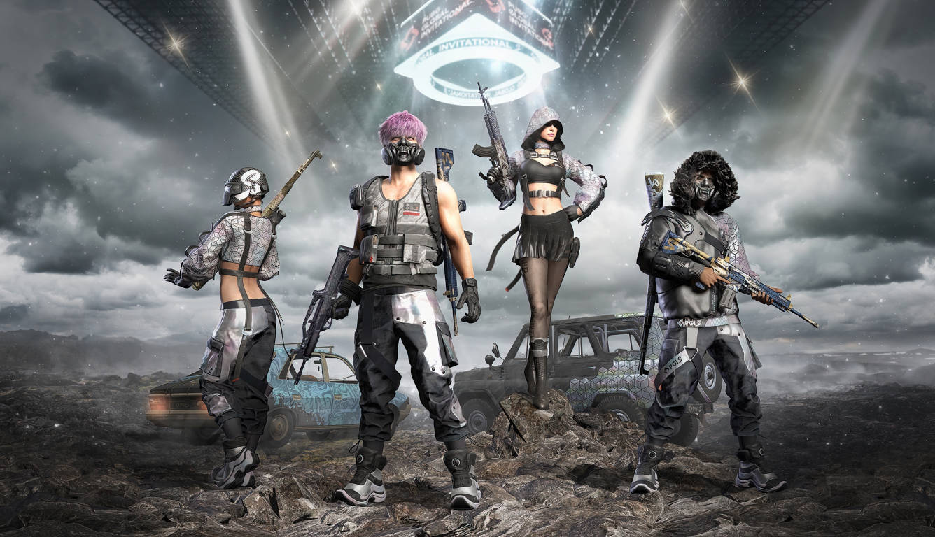 Pubg Banner 桌布 壁紙 — 四個武裝的未來戰士在發光的外星結構下，挑釁地站在廢棄的荒地中。