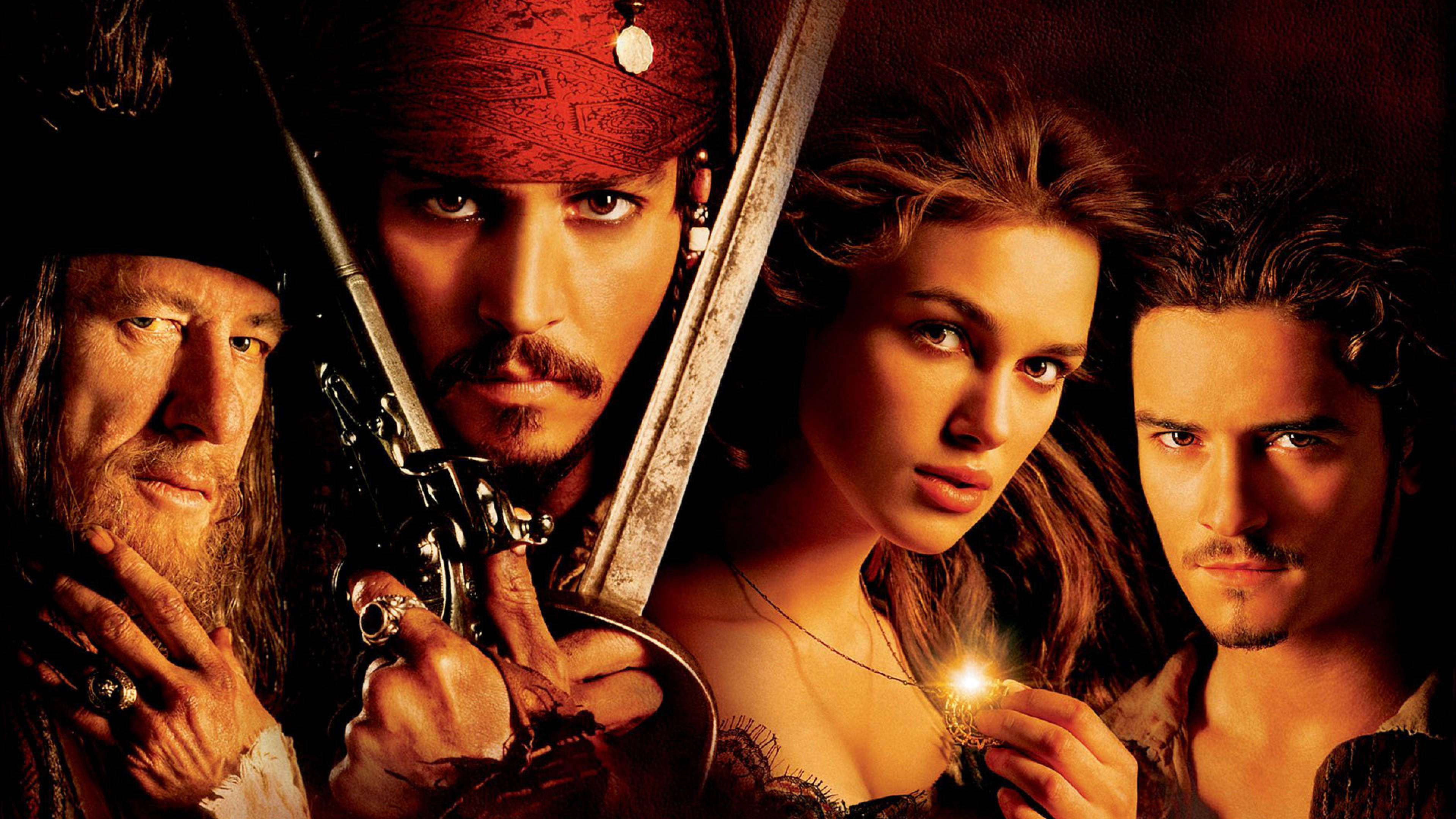 Pirates Of The Caribbean 桌布 壁紙 — 四個海盜手持劍和發光指南針，在黑暗背景下凝視。