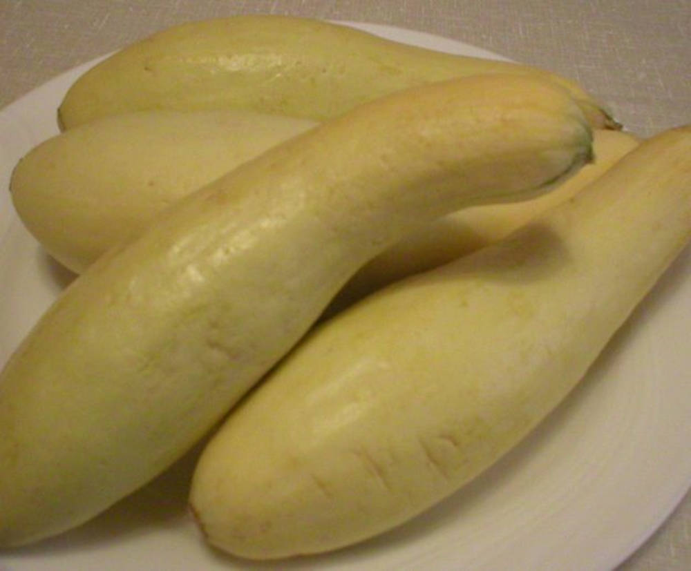 Fruits And Vegetables 桌布 壁紙 — 四個淡黃色夏季南瓜堆放在白色盤子上，背景是帶紋理的米色。