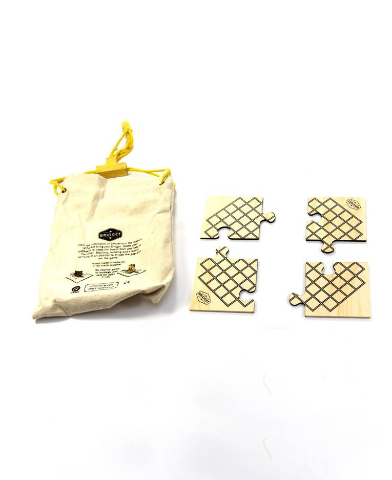game 桌布 壁紙 — 四個淺色木製拼圖塊帶有網格圖案，旁邊放著一個帶黃色繩子的米色抽繩袋，背景為白色。