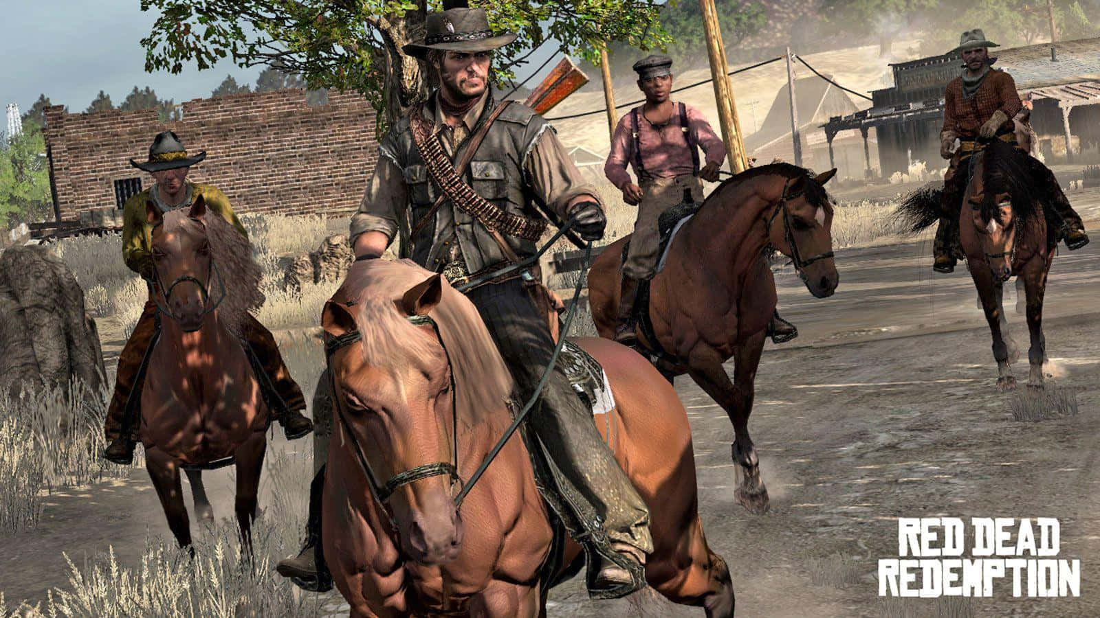 Rdr 桌布 壁紙 — 四個牛仔騎馬穿過一個塵土飛揚的西部小鎮，背景有木建築和樹木。