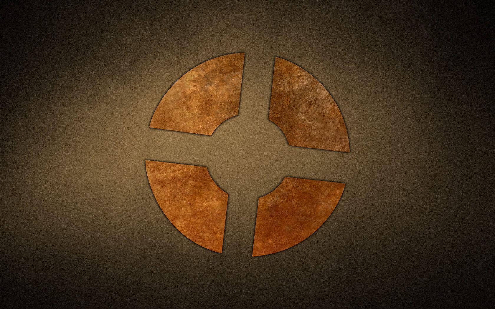 Tf2 Logo 桌布 壁紙 — 四個生鏽的金屬片段在帶有戲劇性照明的深色紋理背景上形成一個十字架。