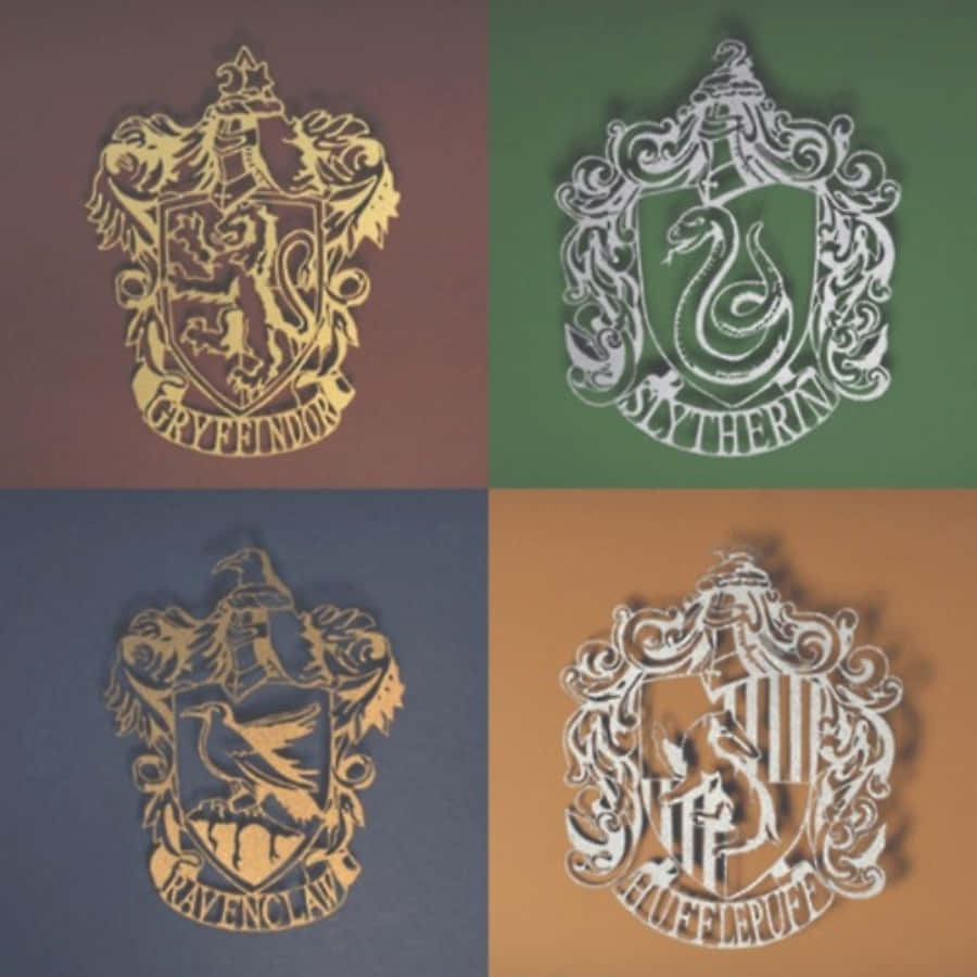 The Hogwarts Houses 桌布 壁紙 — 四個由金屬材料切割而成的霍格華茲學院徽章，每個都放在與其學院顏色匹配的彩色背景上。