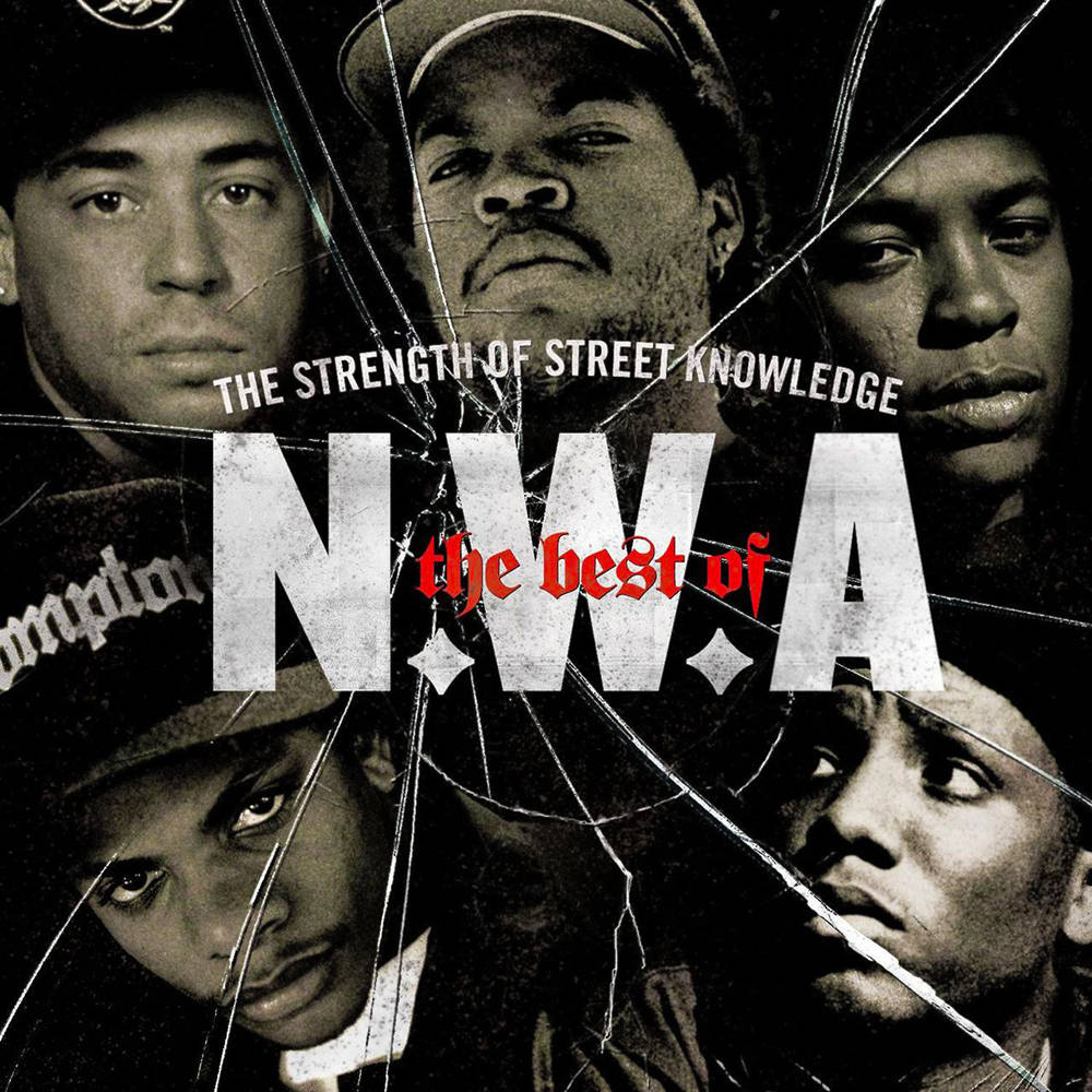 Ice Cube 桌布 壁紙 — 四個男人透過裂紋玻璃效果，凝視著粗體文字 'N.W.A the best of'，上方有 'THE STRENGTH OF STREET KNOWLEDGE'。