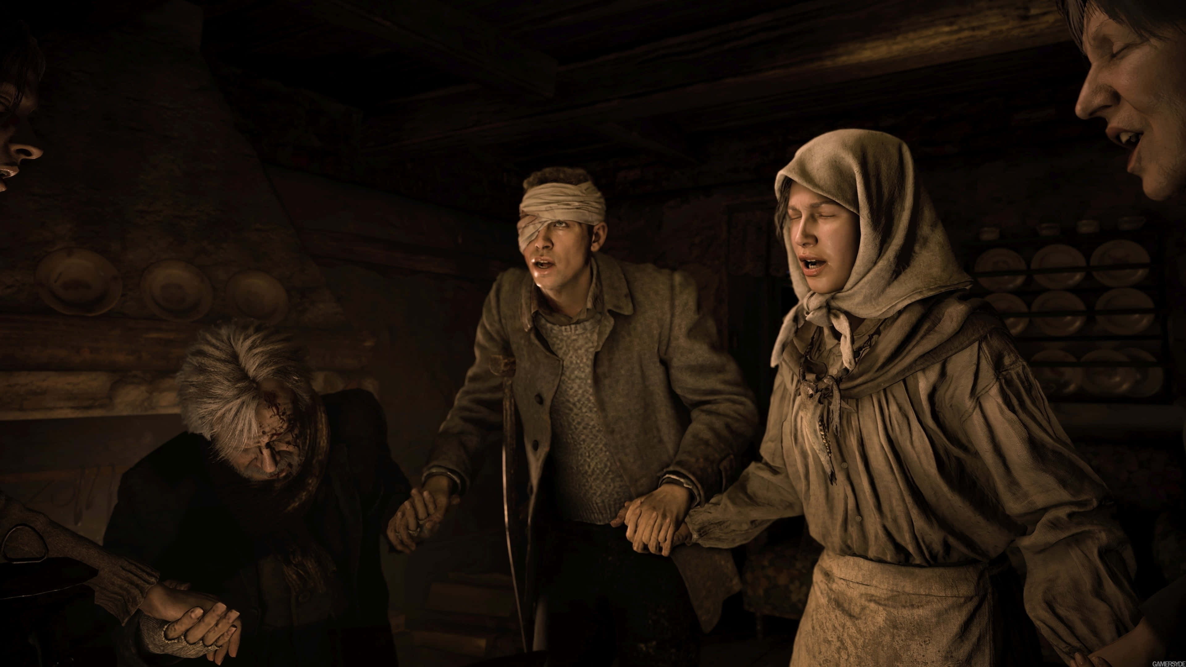 Resident Evil Village 桌布 壁紙 — 四個痛苦的村民在昏暗的木屋中對陰影中的怪物身影感到恐懼和驚駭。