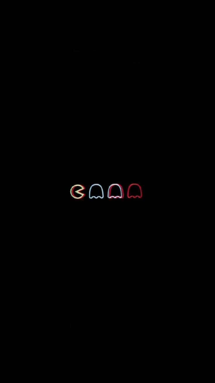 桌布 壁紙 — 四個發光的 Pac-Man 鬼魂，以紅、藍、橙霓虹燈光呈現，背景為漆黑一片。
