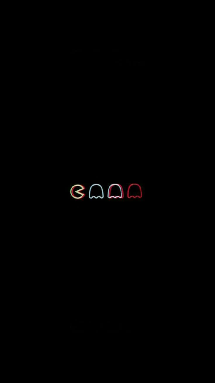桌布 壁紙 — 四個發光的 Pac-Man 鬼魂，以紅、藍、橙霓虹燈色，襯托在漆黑的背景上。