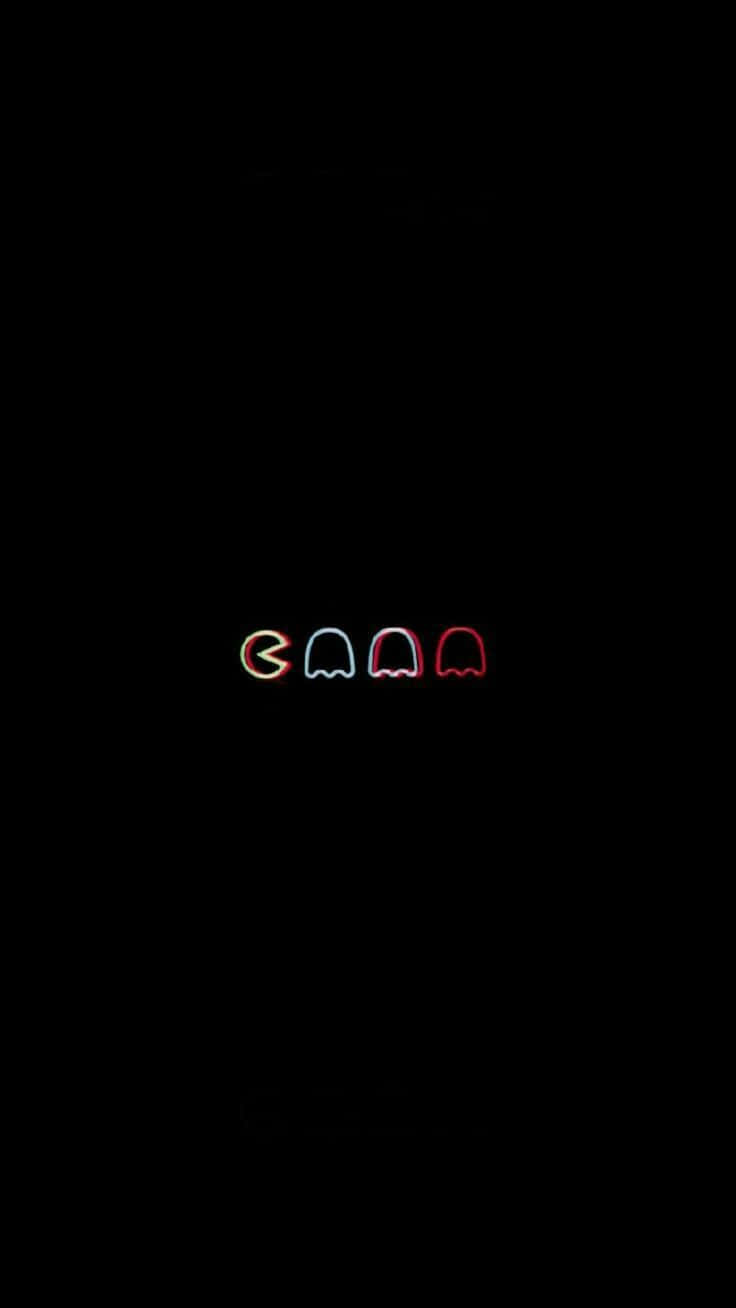 HD Pacman 桌布 壁紙 — 四個發光的 Pac-Man 鬼魂，以紅色、藍色和橙色霓虹燈呈現，背景為漆黑一片。