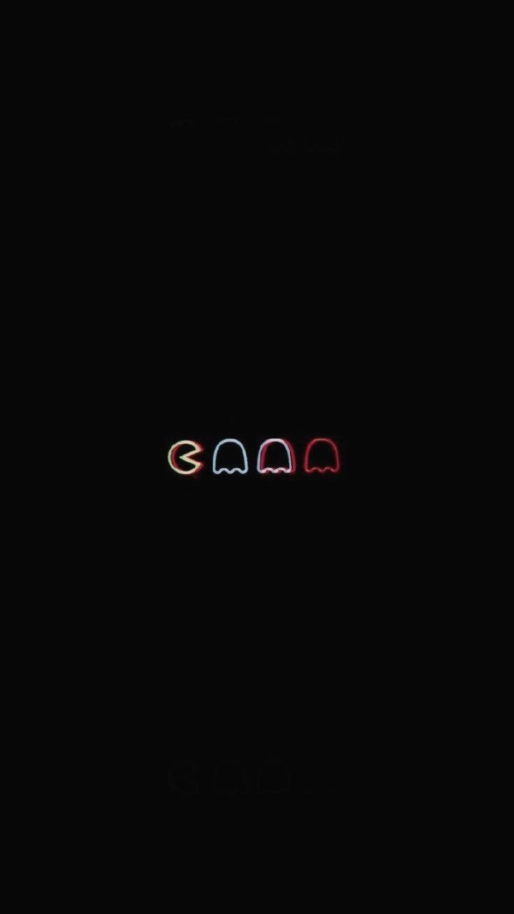 黑色美學 桌布 壁紙 — 四個發光的 Pac-Man 鬼魂，以紅、藍、橙霓虹燈顏色，在漆黑的背景上。
