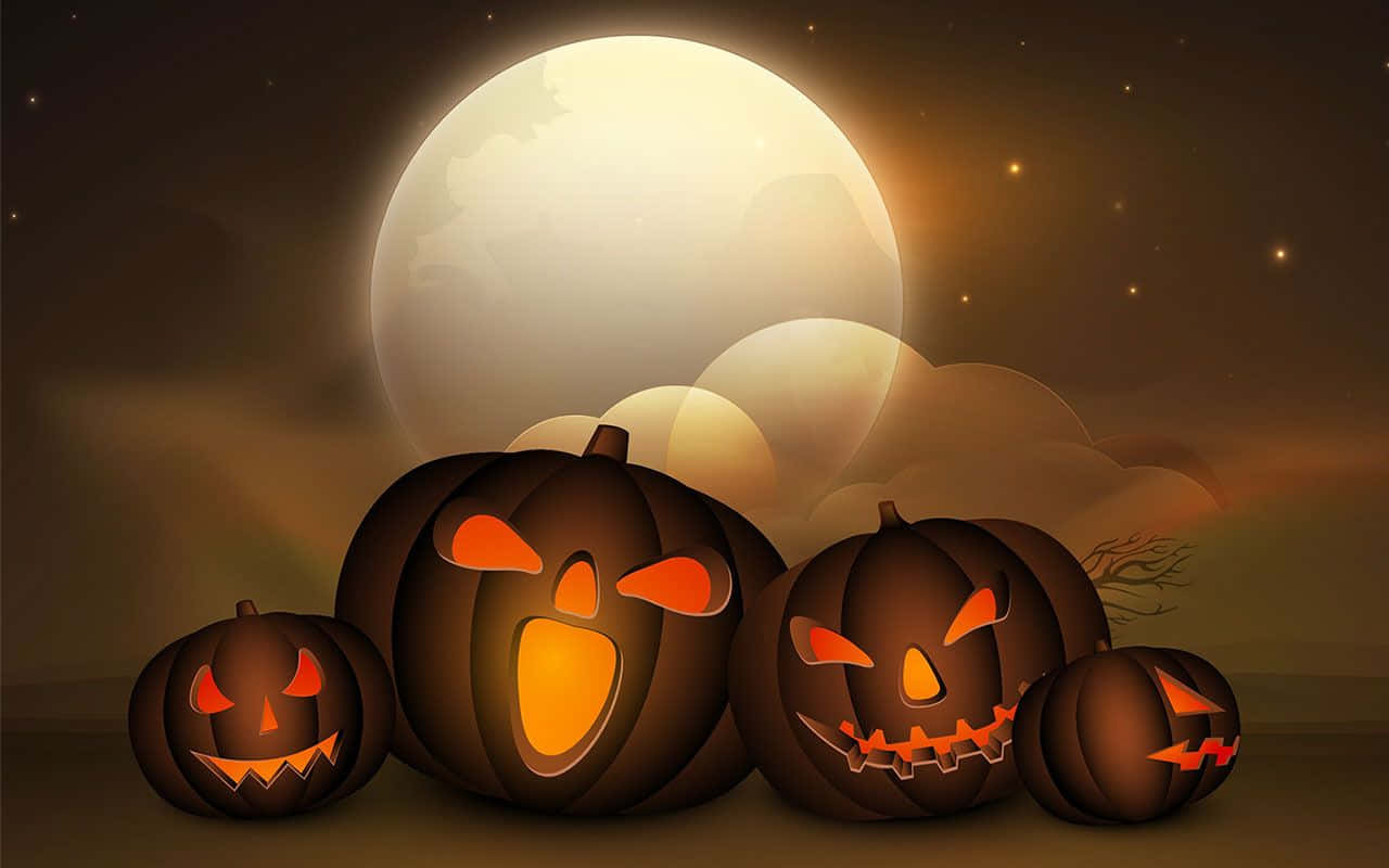 Animated Halloween 桌布 壁紙 — 四個發光的傑克南瓜燈，帶著威脅的表情，坐在一個大滿月下，營造出詭異的夜晚場景。