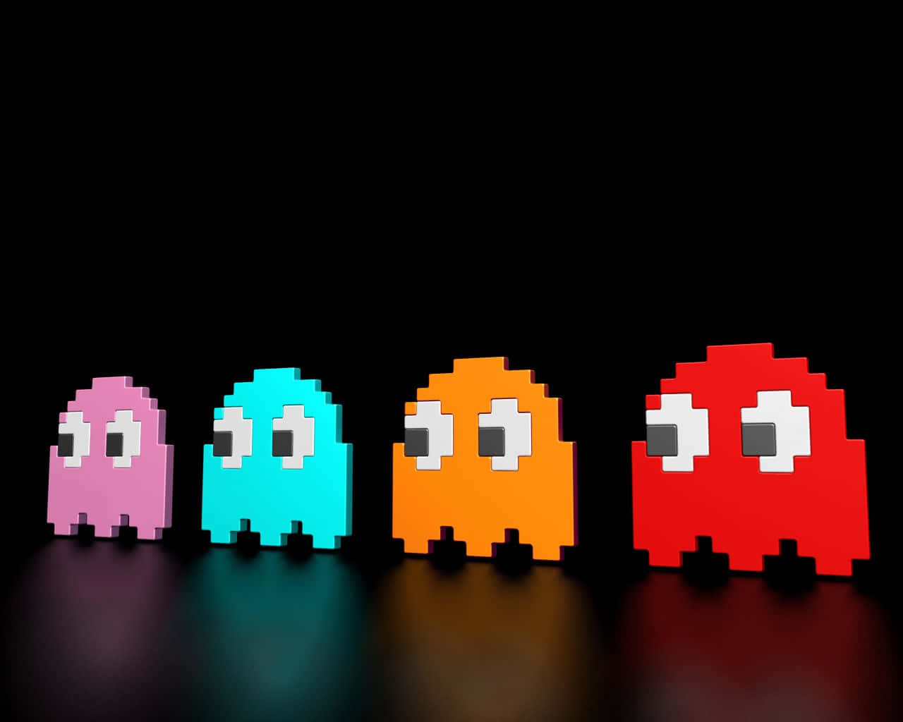 遊戲 桌布 壁紙 — 四個發光的像素化 Pac-Man 鬼魂排成一排，在黑色背景上投射出色彩繽紛的倒影。