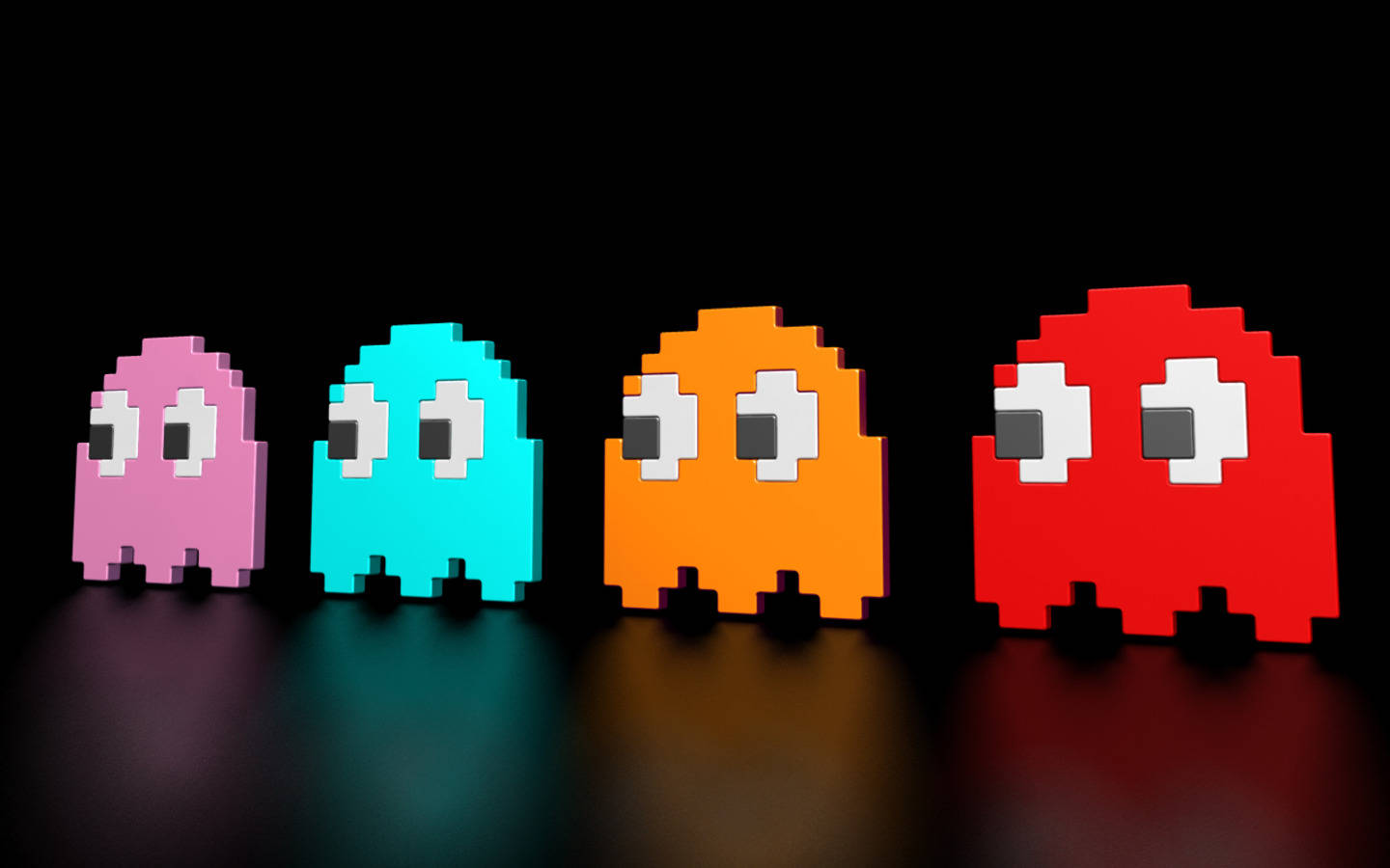 彩色動圖 桌布 壁紙 — 四個發光的像素化 Pac-Man 鬼魂排成一排，在黑色背景上投射出色彩繽紛的倒影。