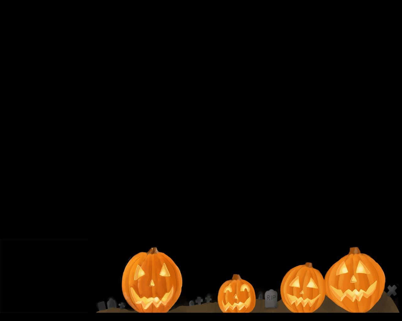 Minimalist Halloween 桌布 壁紙 — 四個發光的南瓜燈籠，雕刻著面孔，放在黑色天空下的墓碑附近黑暗地面上。