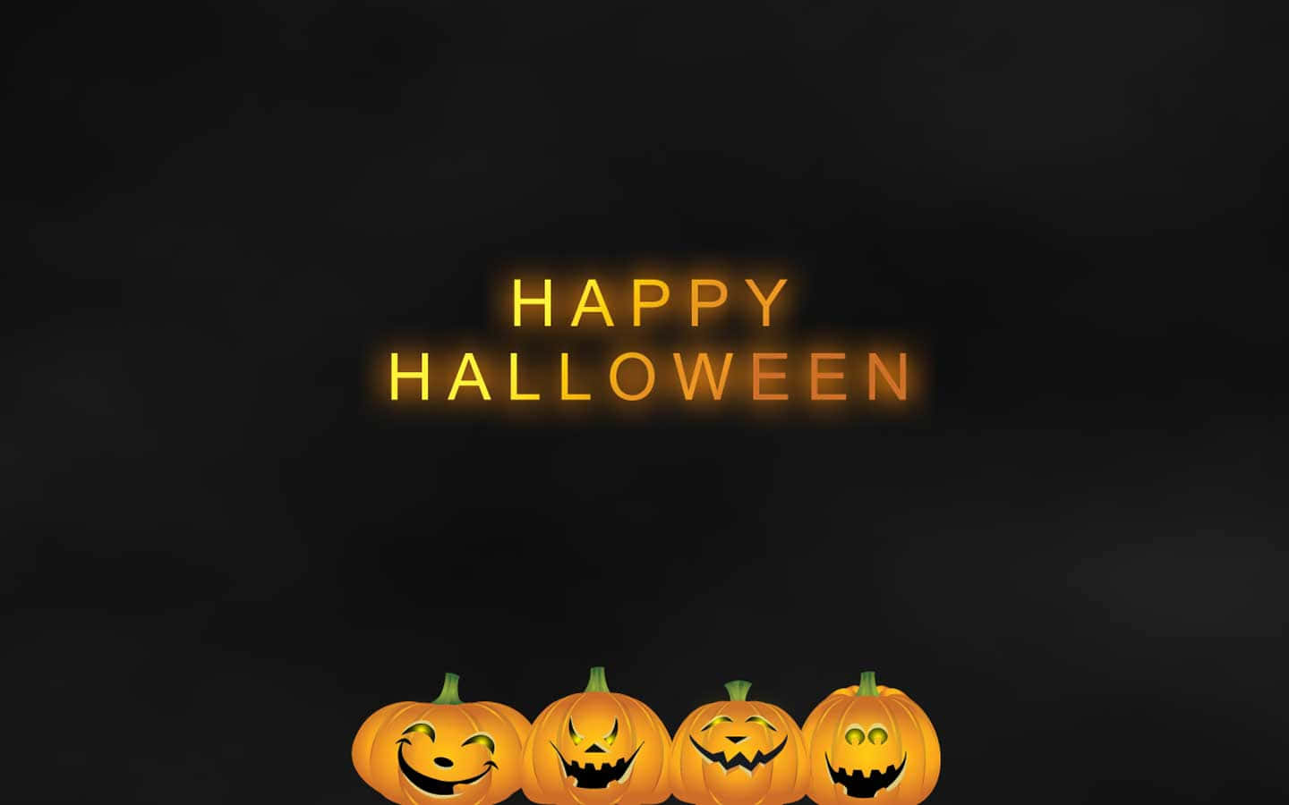 Happy Halloween 桌布 壁紙 — 四個發光的南瓜燈籠帶著愉快的表情，位於發光的「HAPPY HALLOWEEN」文字下方，背景為黑暗煙霧繚繞。
