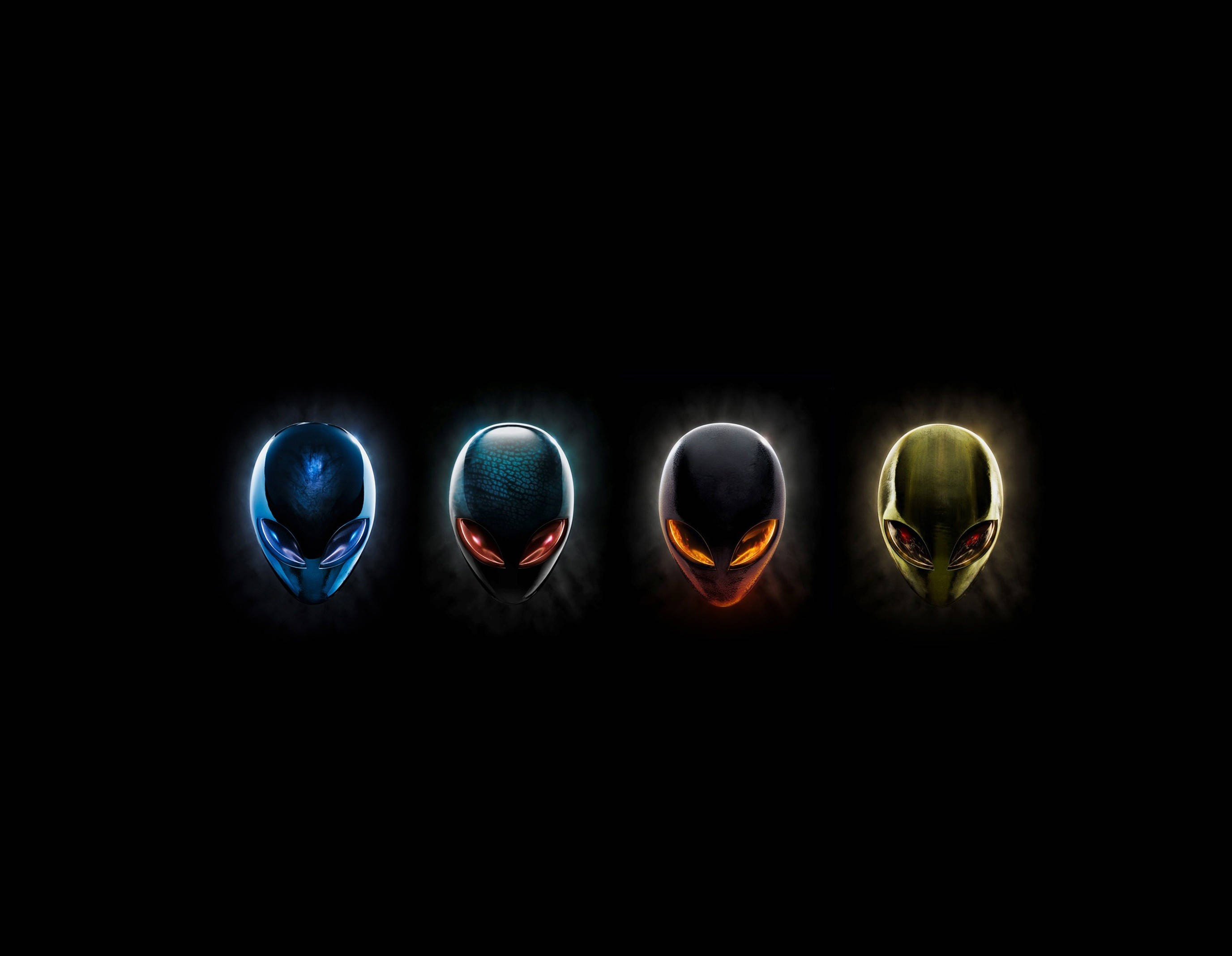 alienware default 桌布 壁紙 — 四個發光的外星人頭顱，帶有不同顏色的眼睛，在黑色背景前站成一排。