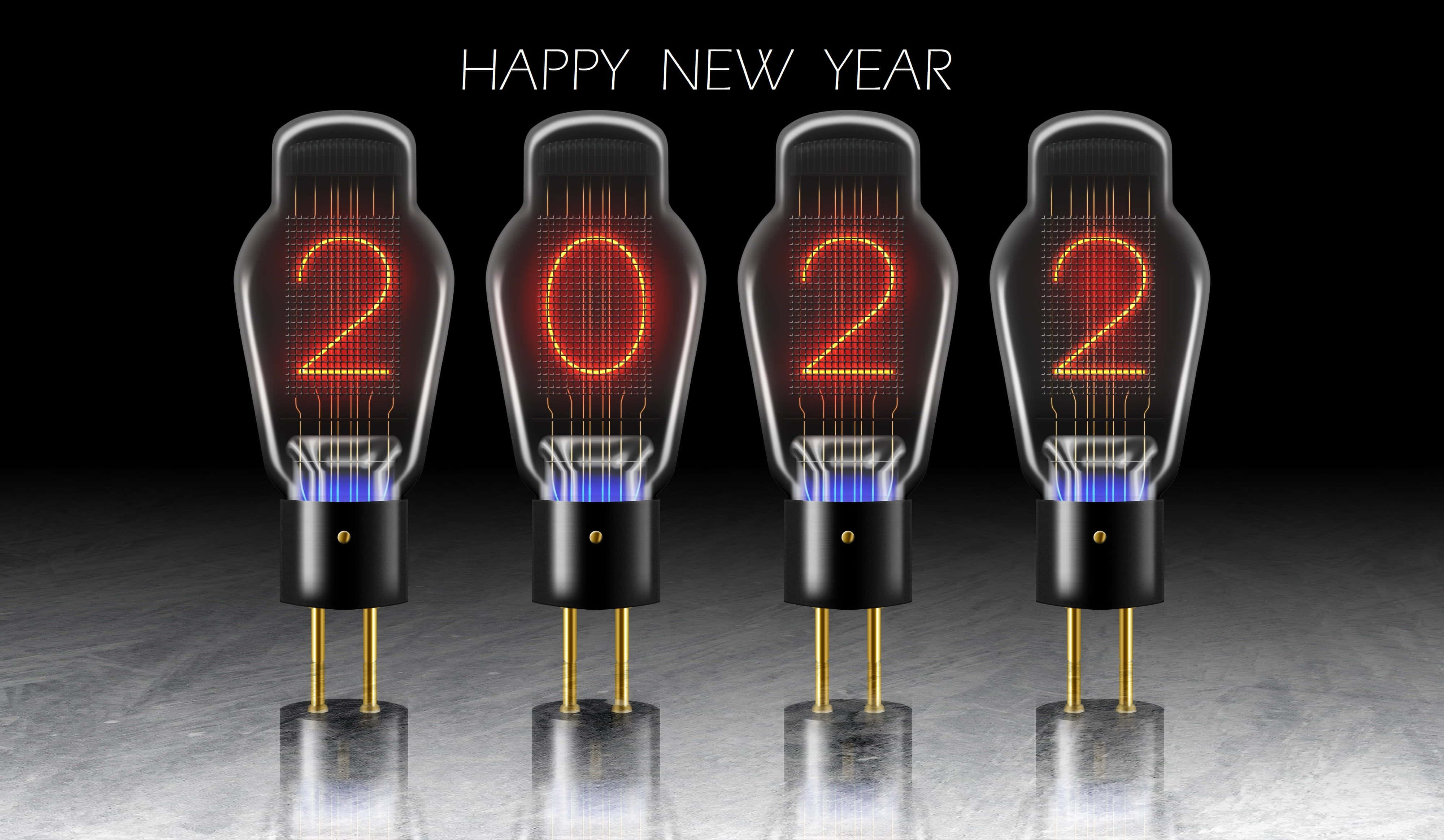 新年快樂 桌布 壁紙 — 四個發光的復古真空管在黑暗背景上以溫暖的橙色光芒顯示「2022」，上方有「HAPPY NEW YEAR」文字。