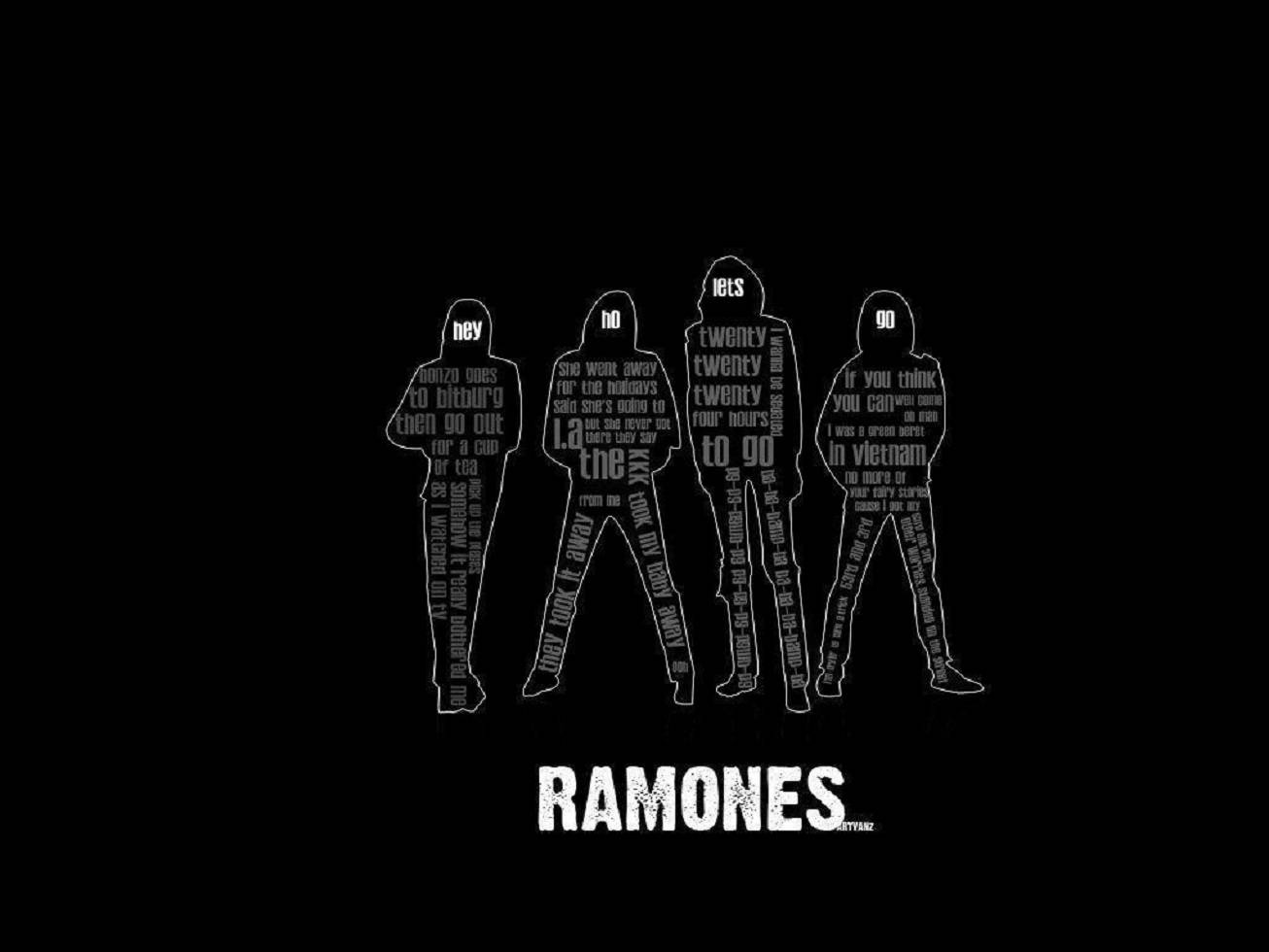 黑白 桌布 壁紙 — 四個白色、充滿文字的Ramones樂團成員剪影，站在黑色背景上，下方有他們的名字。