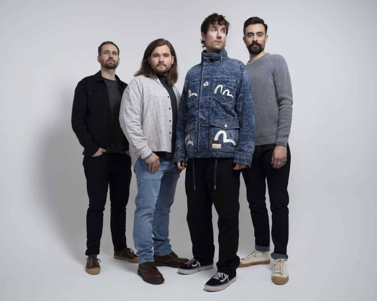 Bastille 桌布 壁紙 — 四個穿著休閒街頭服飾的男人在柔和的燈光下，以純白色攝影棚背景擺姿勢。