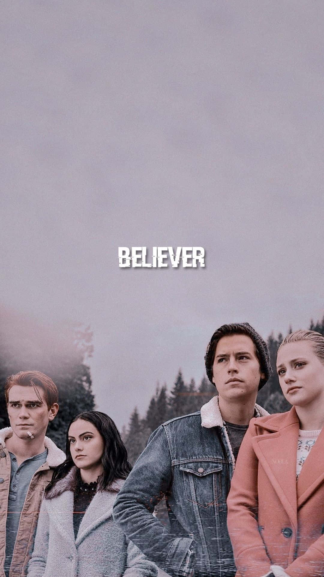 Riverdale 桌布 壁紙 — 四個穿著冬季外套的年輕人，在霧氣瀰漫的森林背景下莊嚴地站立，『BELIEVER』這個詞漂浮在他們上方。