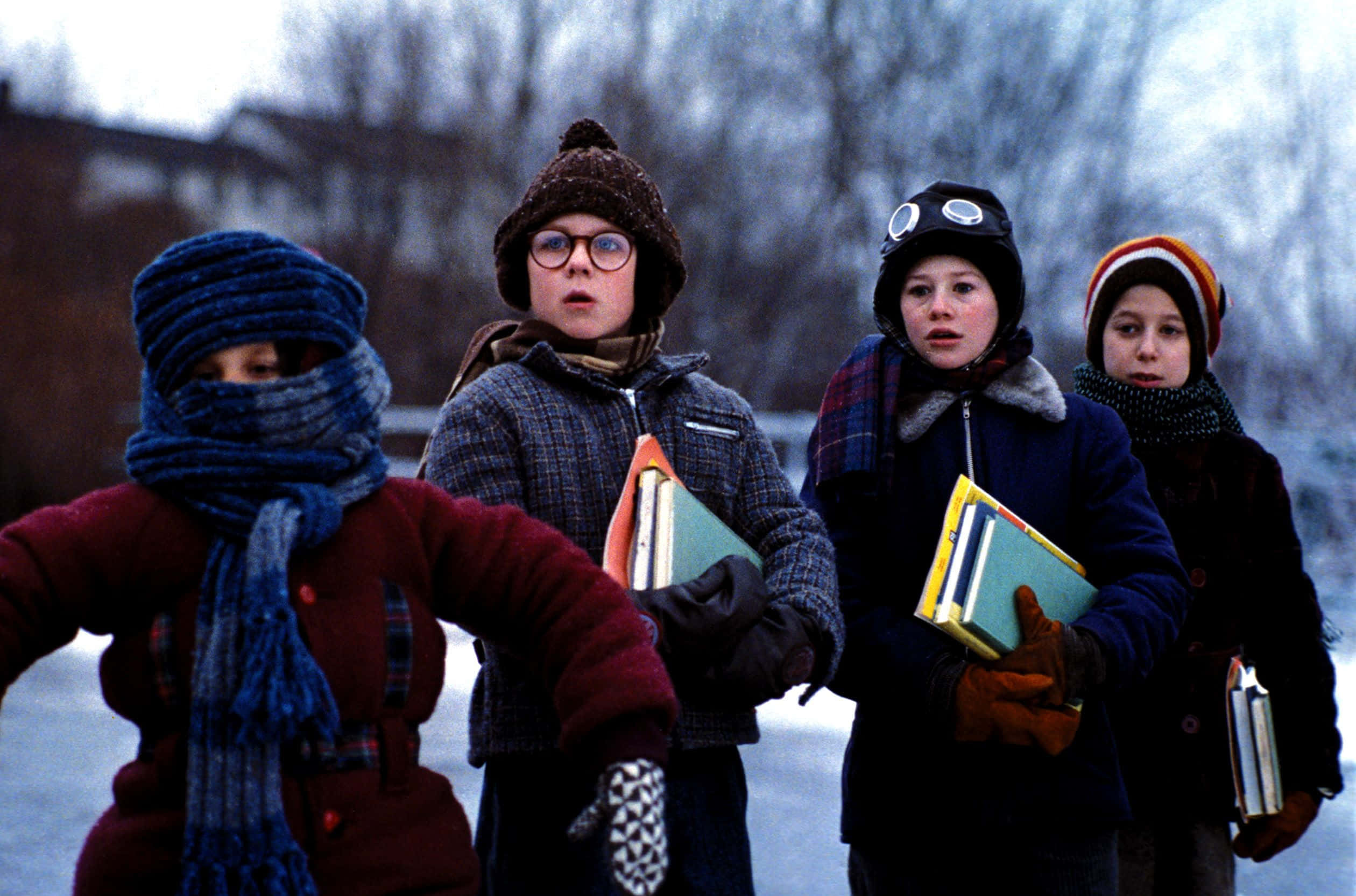 Friends 桌布 壁紙 — 四個穿著厚重冬裝的孩子站在雪景中，手持書籍，表情驚訝。