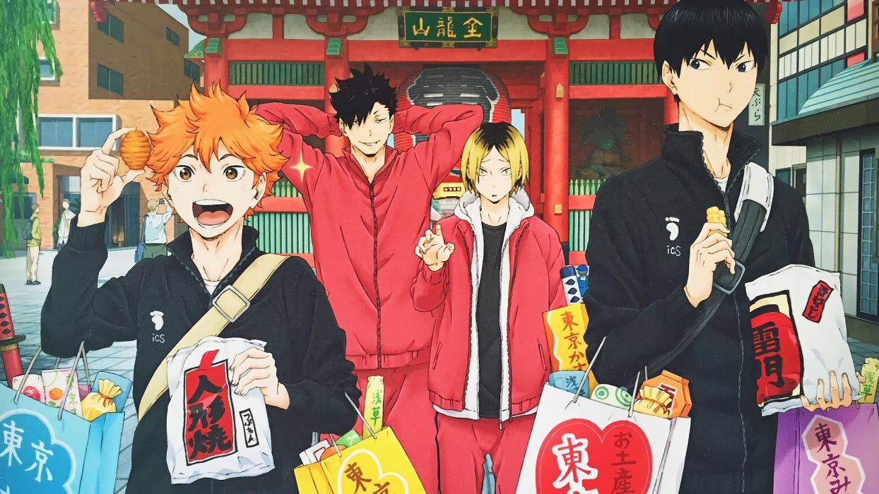 Kenma 桌布 壁紙 — 四個穿著團隊外套的動畫男孩在紅色神社門前開心地拿著日本小吃和袋子擺姿勢。