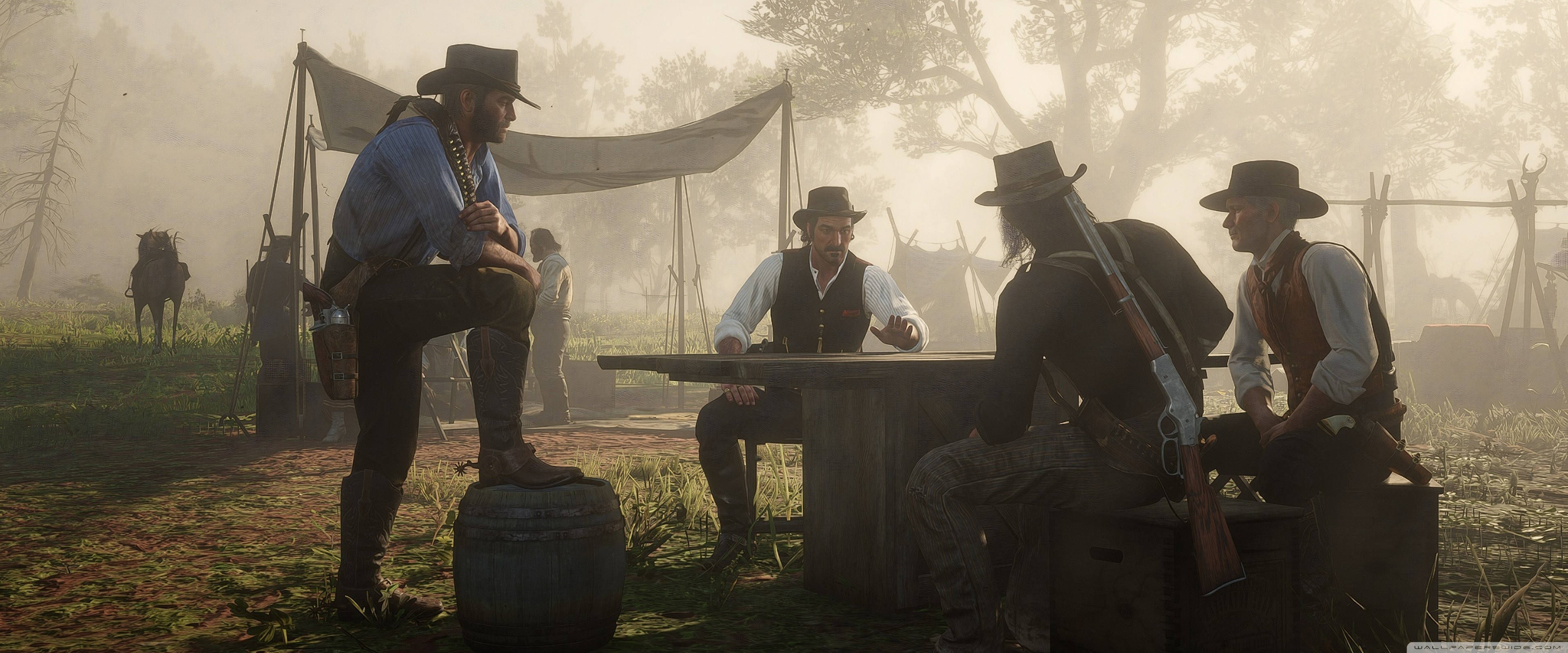 Red Dead Redemtion 2 桌布 壁紙 — 四個穿著塵土飛揚邊境服裝的牛仔聚集在一個霧氣瀰漫的營地裡的木桌旁，背景有馬匹和帳篷。