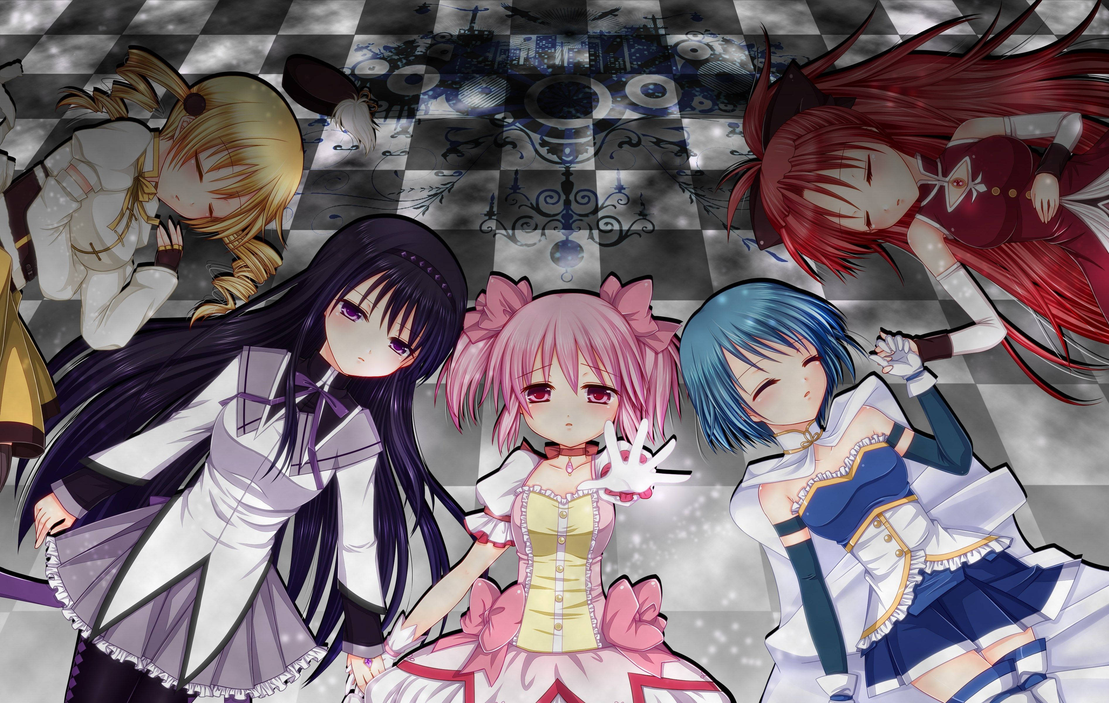 Madoka 桌布 壁紙 — 四個穿著女僕裝的動漫女孩躺在帶有華麗圖案和懸浮吊燈的棋盤格地板上。