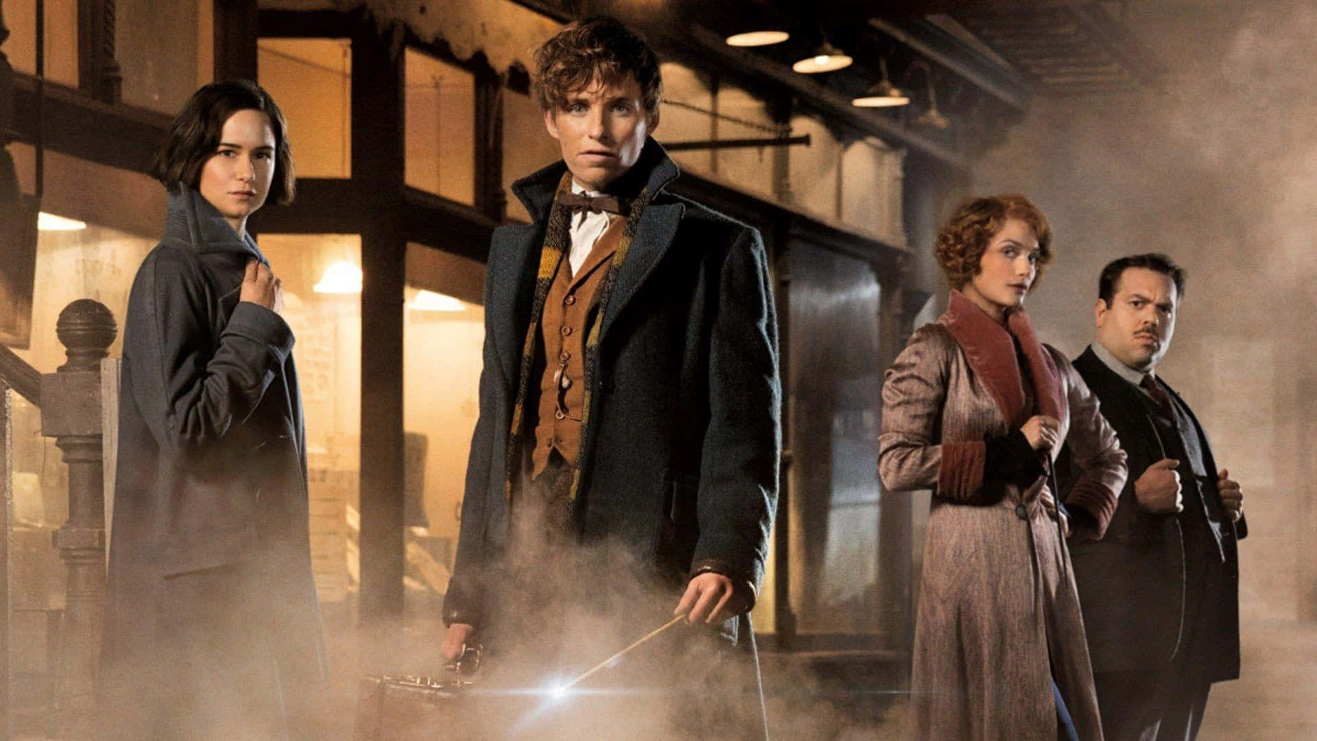 Fantastic Beasts 桌布 壁紙 — 四個穿著復古外套的角色站在煙霧瀰漫、燈光溫暖的工業室內，蒸氣從發光的魔杖中升起。