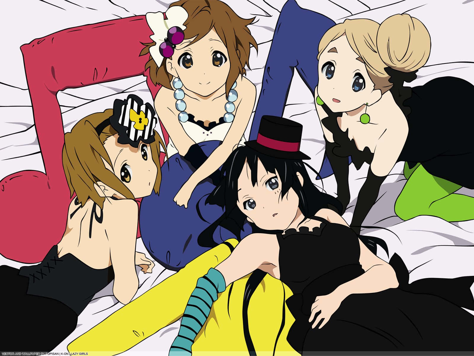 K-ON！輕音部 桌布 壁紙 — 四個穿著時尚的動漫女孩在床上放鬆，周圍有彩色枕頭和表情豐富的臉孔。