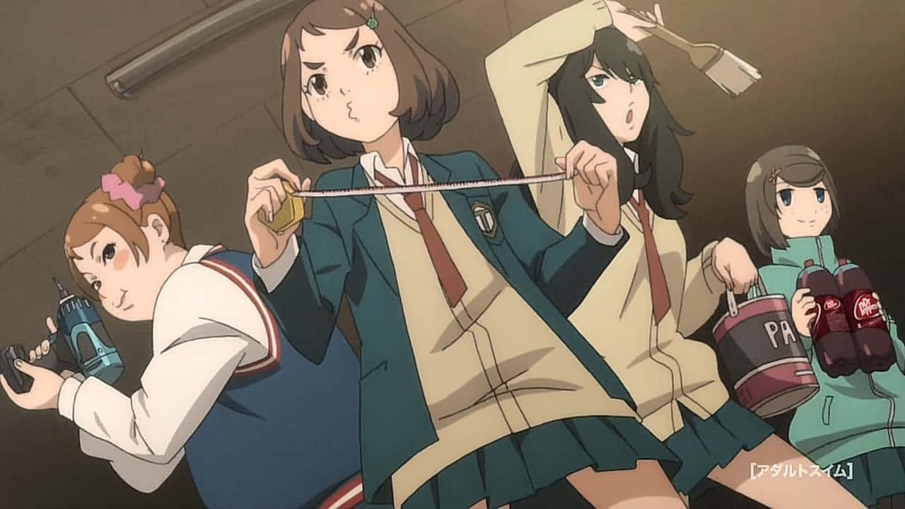 FLCL 桌布 壁紙 — 四個穿著校服的動漫女孩在昏暗的房間裡用工具和油漆用品進行裝修。
