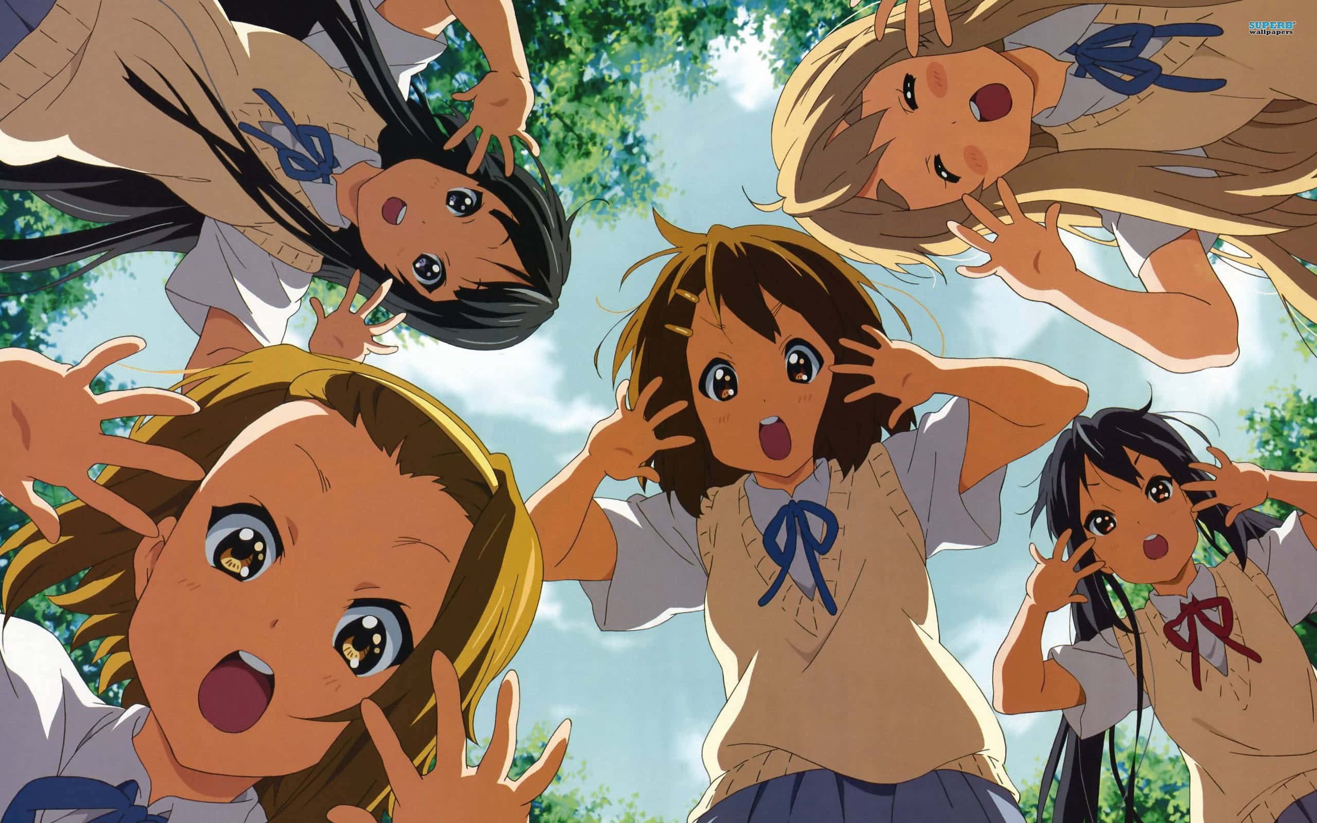 K-on 桌布 壁紙 — 四個穿著校服的動漫女孩在晴朗藍天和綠樹背景下，開心地向觀眾伸出手。