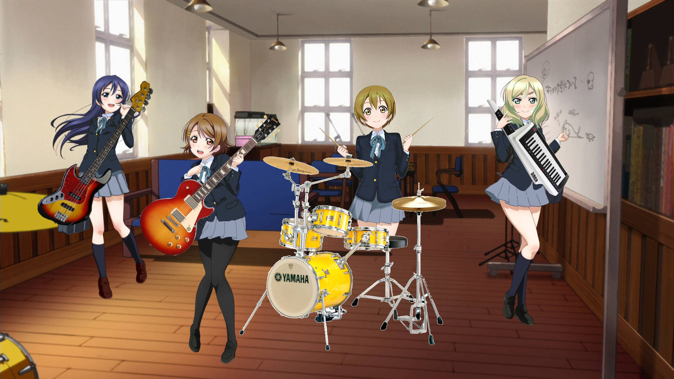K-on 桌布 壁紙 — 四個穿著校服的動漫女孩在陽光照射的木質音樂室中充滿活力地彈奏吉他、鼓和鍵盤。