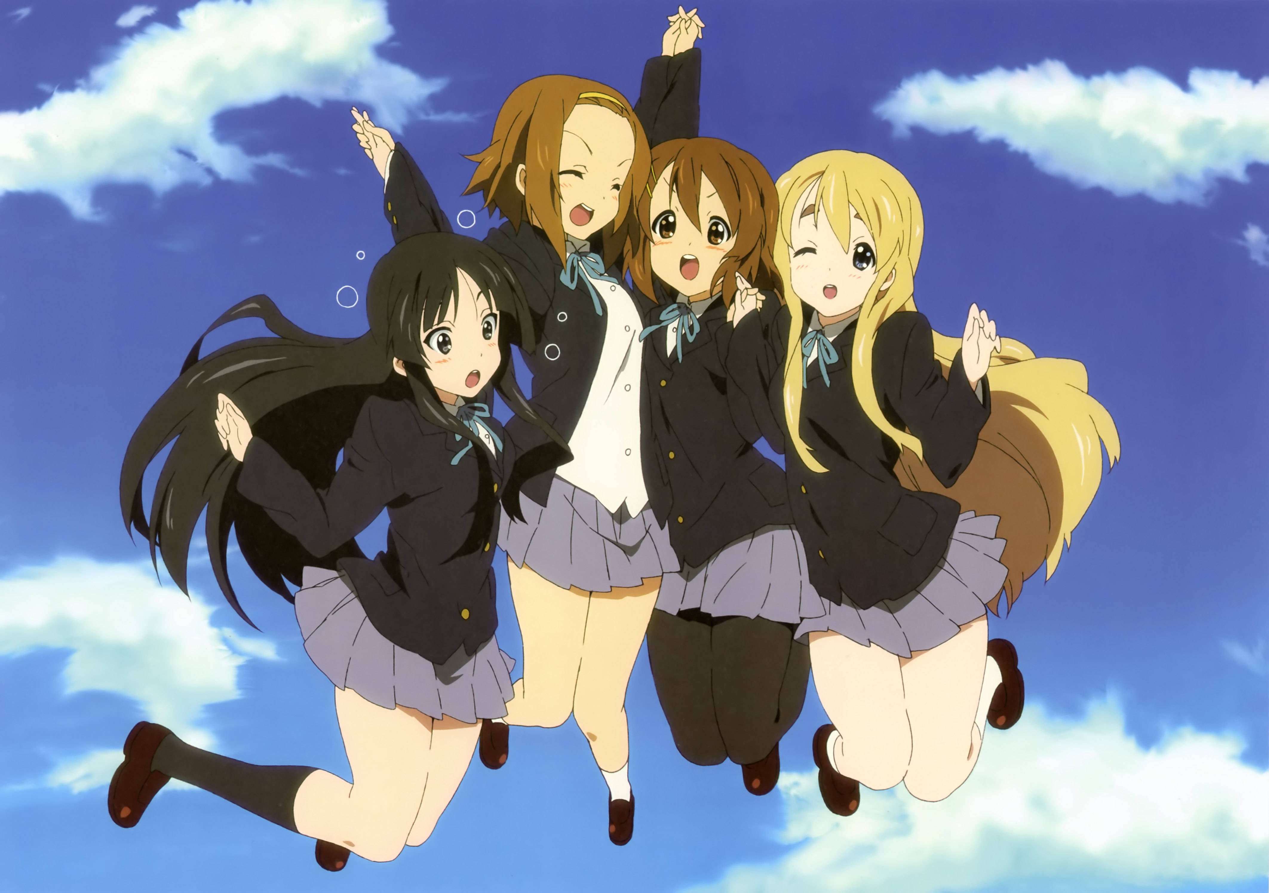 K-on 桌布 壁紙 — 四個穿著校服的動畫女孩在明亮的藍天中快樂地漂浮，天空中有蓬鬆的白雲。