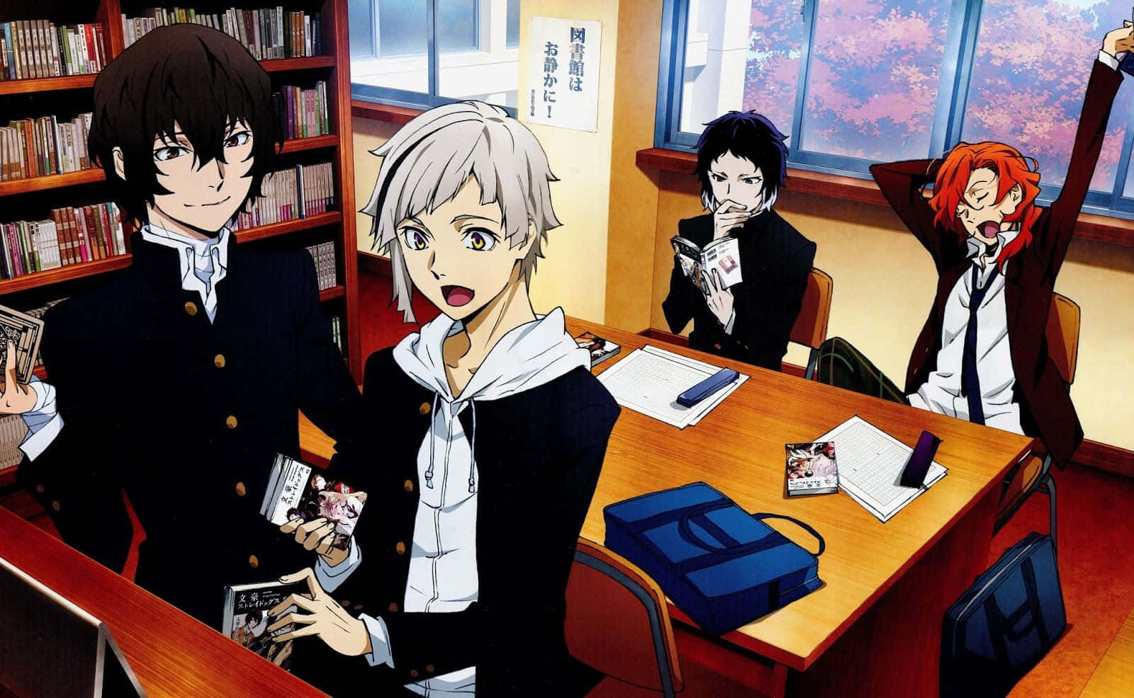 bungou stray dogs 桌布 壁紙 — 四個穿著校服的動畫學生在圖書館裡放鬆，圖書館有書架，窗外可見秋天的樹木。