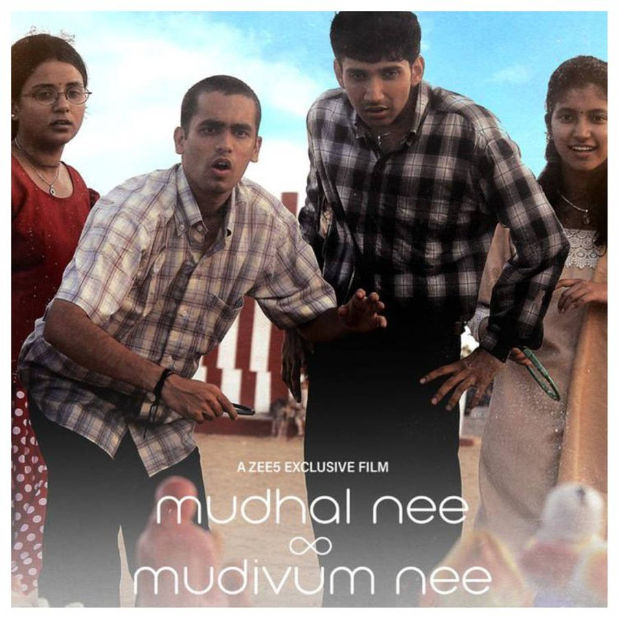 Indian 桌布 壁紙 — 四個穿著格紋襯衫和傳統服飾的年輕人，在晴朗藍天下，背後有條紋結構，一起站在戶外。