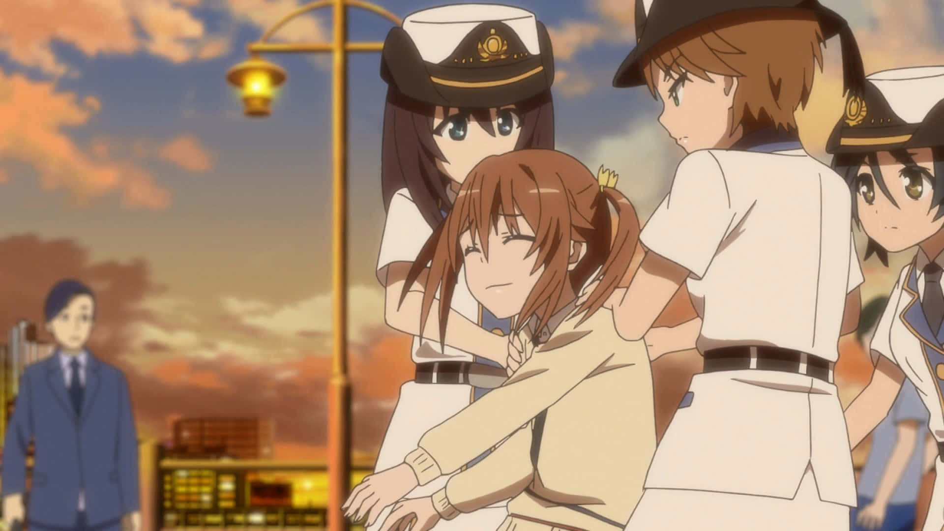 High School Fleet 桌布 壁紙 — 四個穿著水手服的動畫女孩在金色日落城市景觀和發光的街燈下溫暖地擁抱。