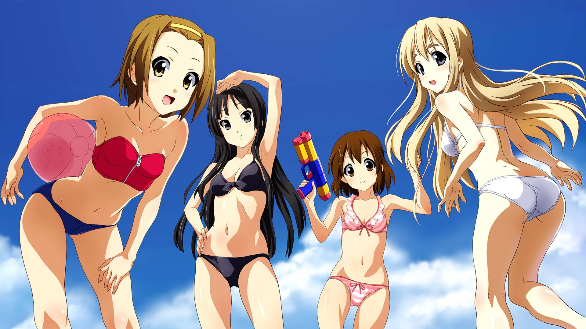 K-on 桌布 壁紙 — 四個穿著泳衣的動漫女孩在明亮的藍天和蓬鬆的白雲前頑皮地擺姿勢。