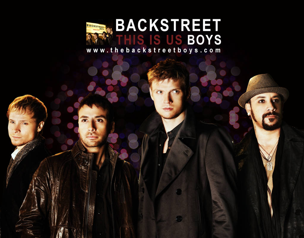 Backstreet 桌布 壁紙 — 四個穿著深色外套的男人在黑色背景前擺姿勢，背景有紫色散景燈光和樂隊品牌標誌。