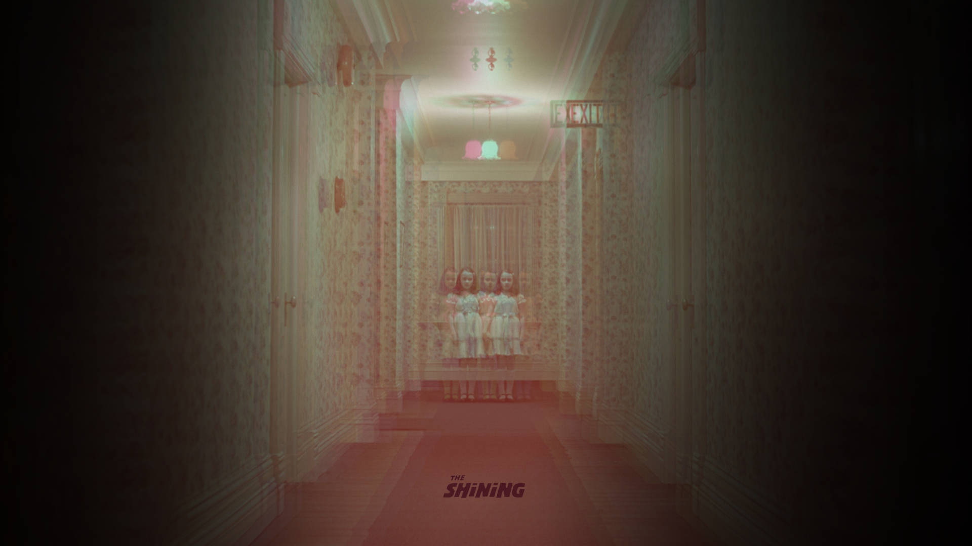 shining 桌布 壁紙 — 四個穿著白色連衣裙的幽靈小女孩站在一條燈光昏暗、裝飾華麗的酒店走廊盡頭，牆上有花卉壁紙，上方有一個發光的出口標誌。