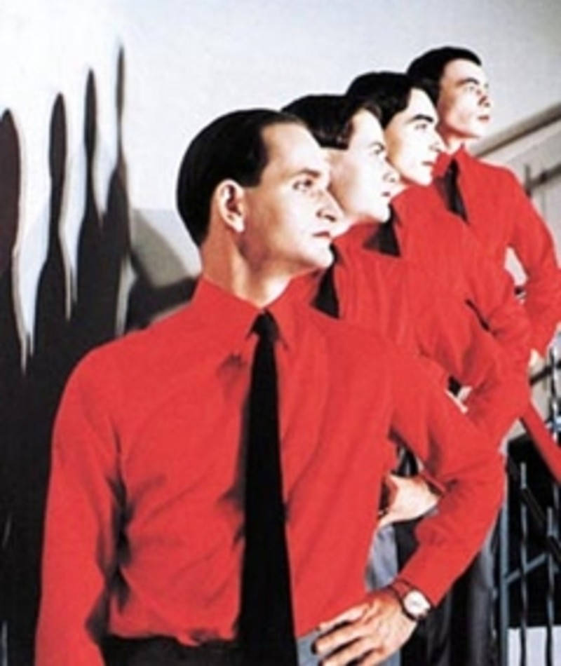 band 桌布 壁紙 — 四個穿著相同紅色襯衫和黑色領帶的男人排成一排，側視著一面帶有黑色抽象形狀的純白牆壁。