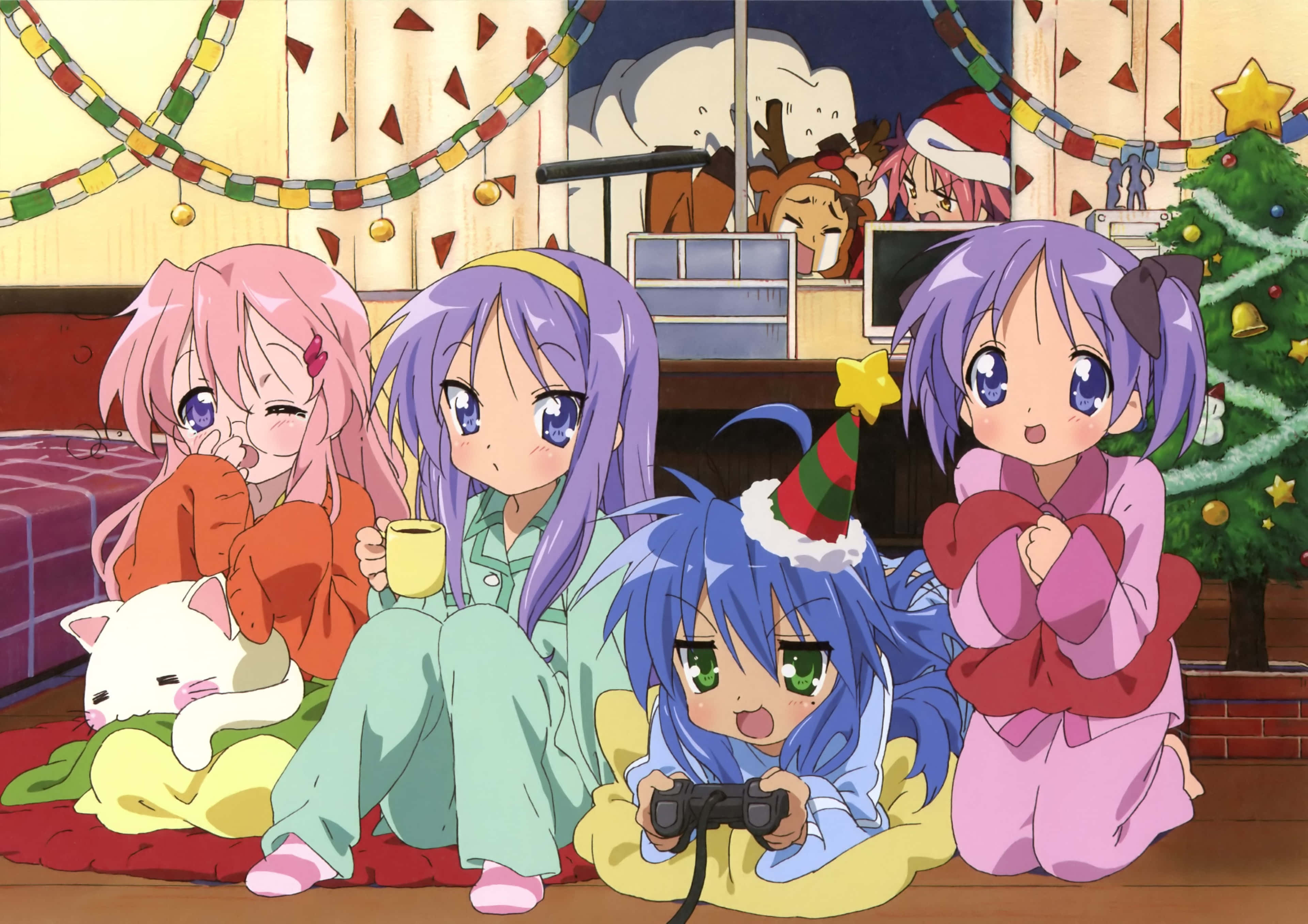 lucky star 桌布 壁紙 — 四個穿著睡衣的動漫女孩圍著聖誕樹，旁邊有一隻貓和一個遊戲機，在一個舒適裝飾的房間裡。